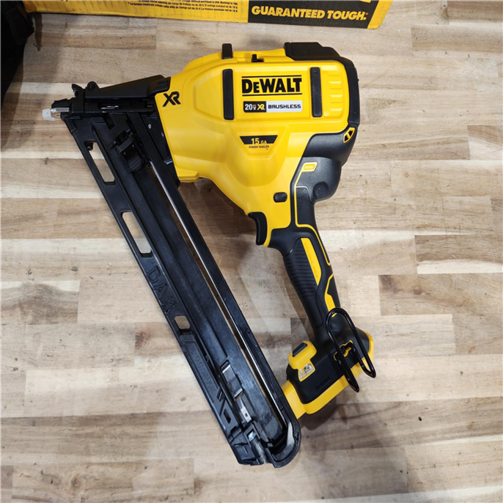 HOUSTON LOCATION - AS-IS DEWALT 20V MAX XR Lithium-Ion Cordless 2-1/2 in. 15-Gauge Finish Nailer Kit