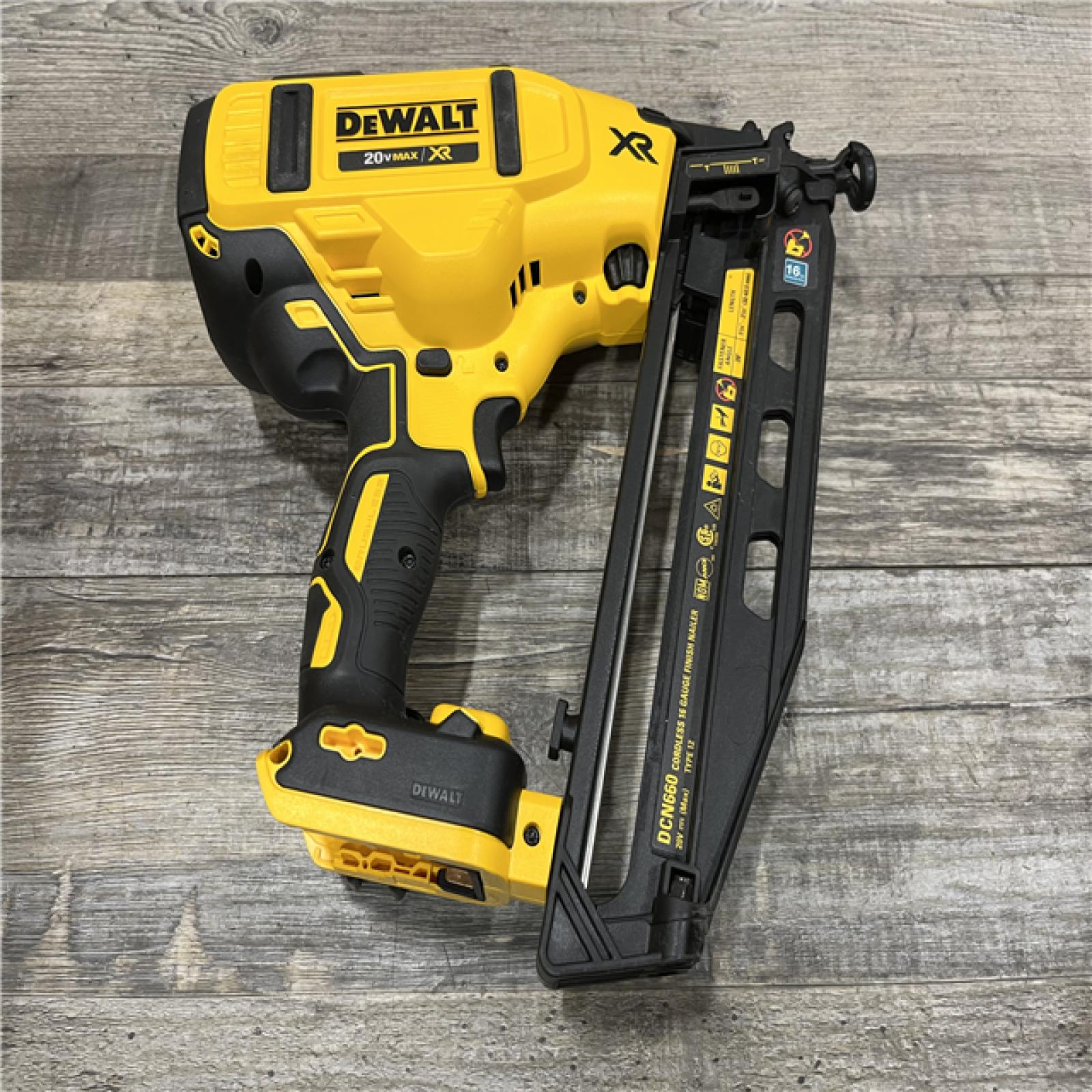 AS-IS DEWALT 20V MAX XR 16-Gauge Electric Cordless Angled Finishing Nailer Kit