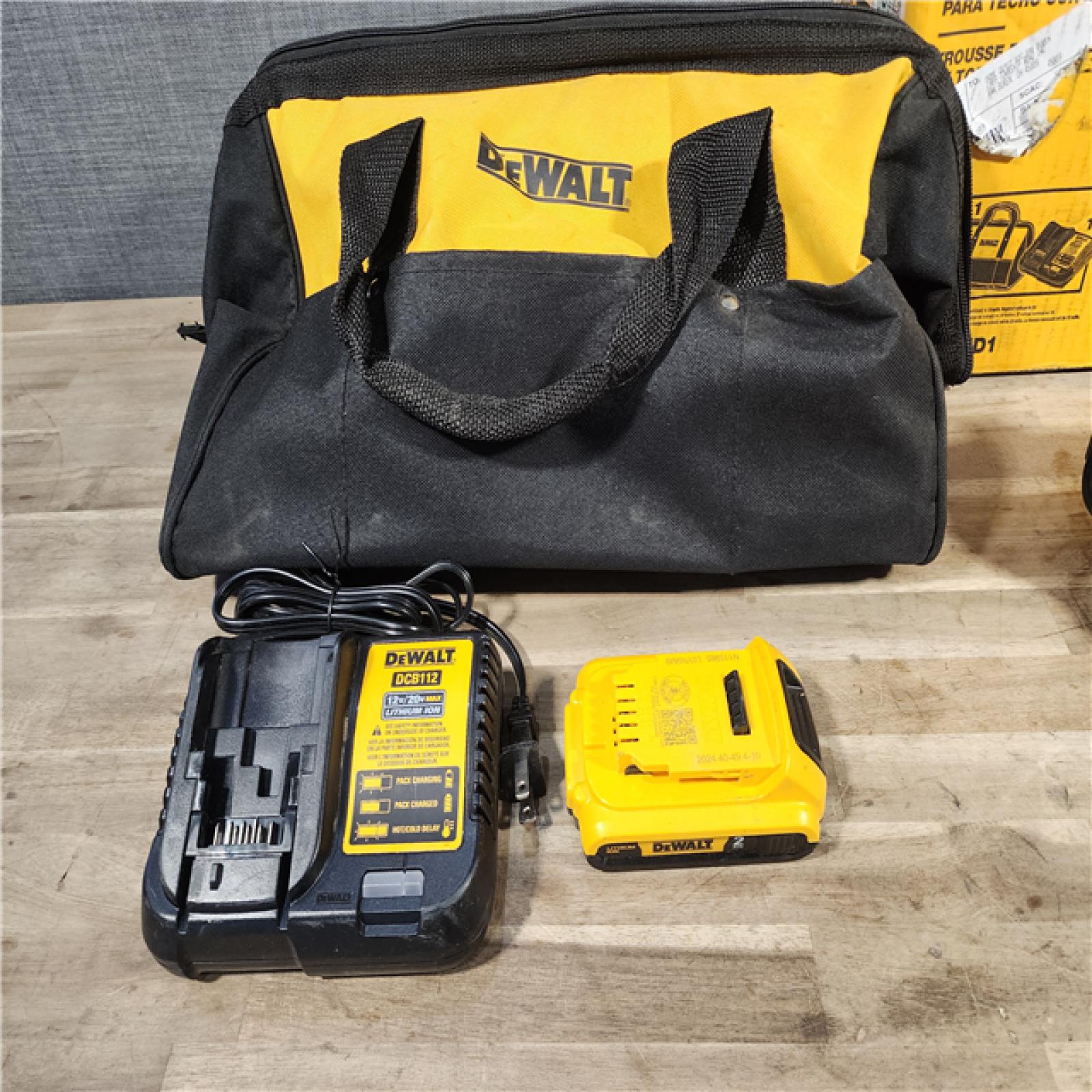 HOUSTON LOCATION - AS-IS DEWALT Roofing Nailer Cordless Kit w/ Battery & Charger