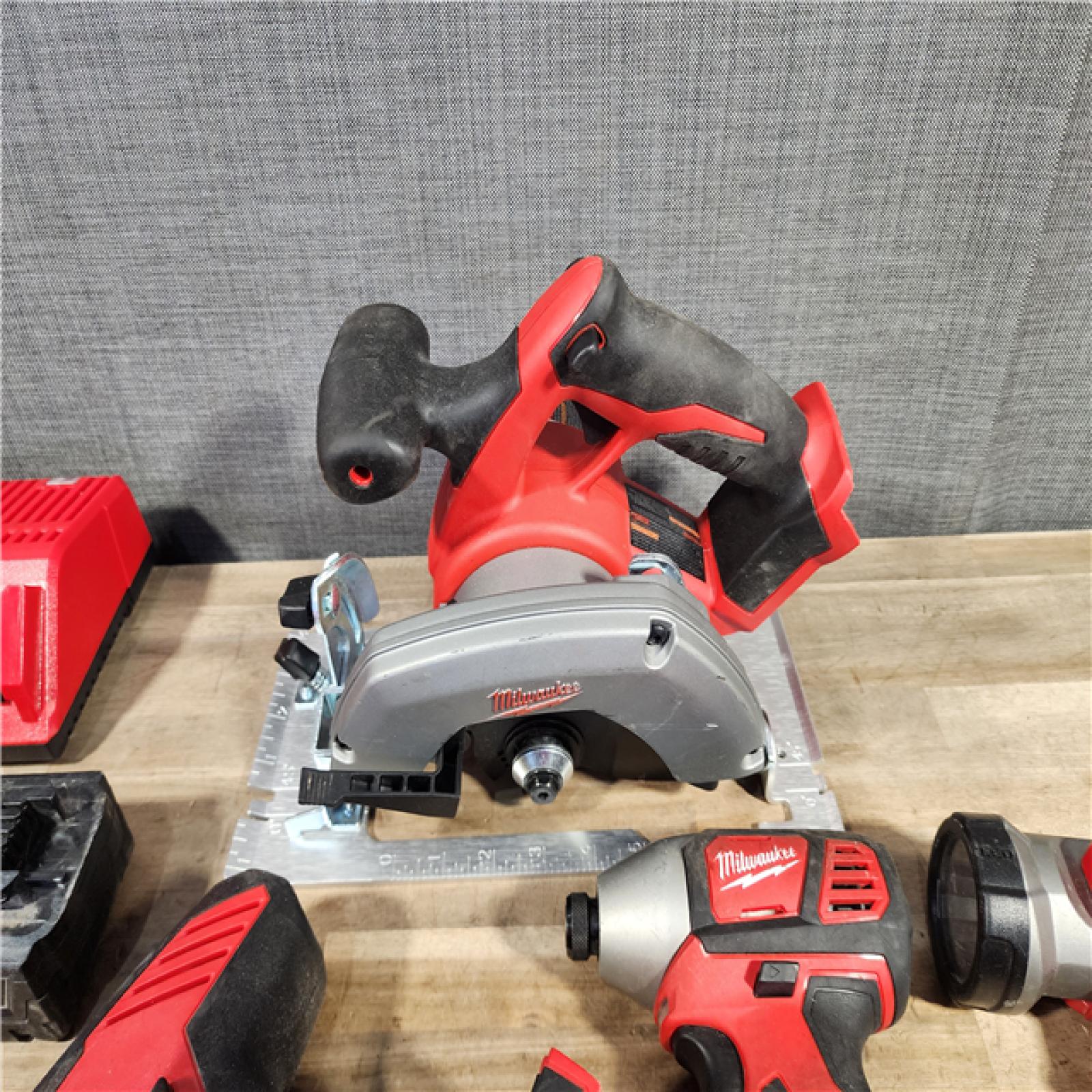 HOUSTON LOCATION - AS-IS MIWAUKEE 6 TOOL COMBO KIT W/ (2) BATTERY & CHARGER