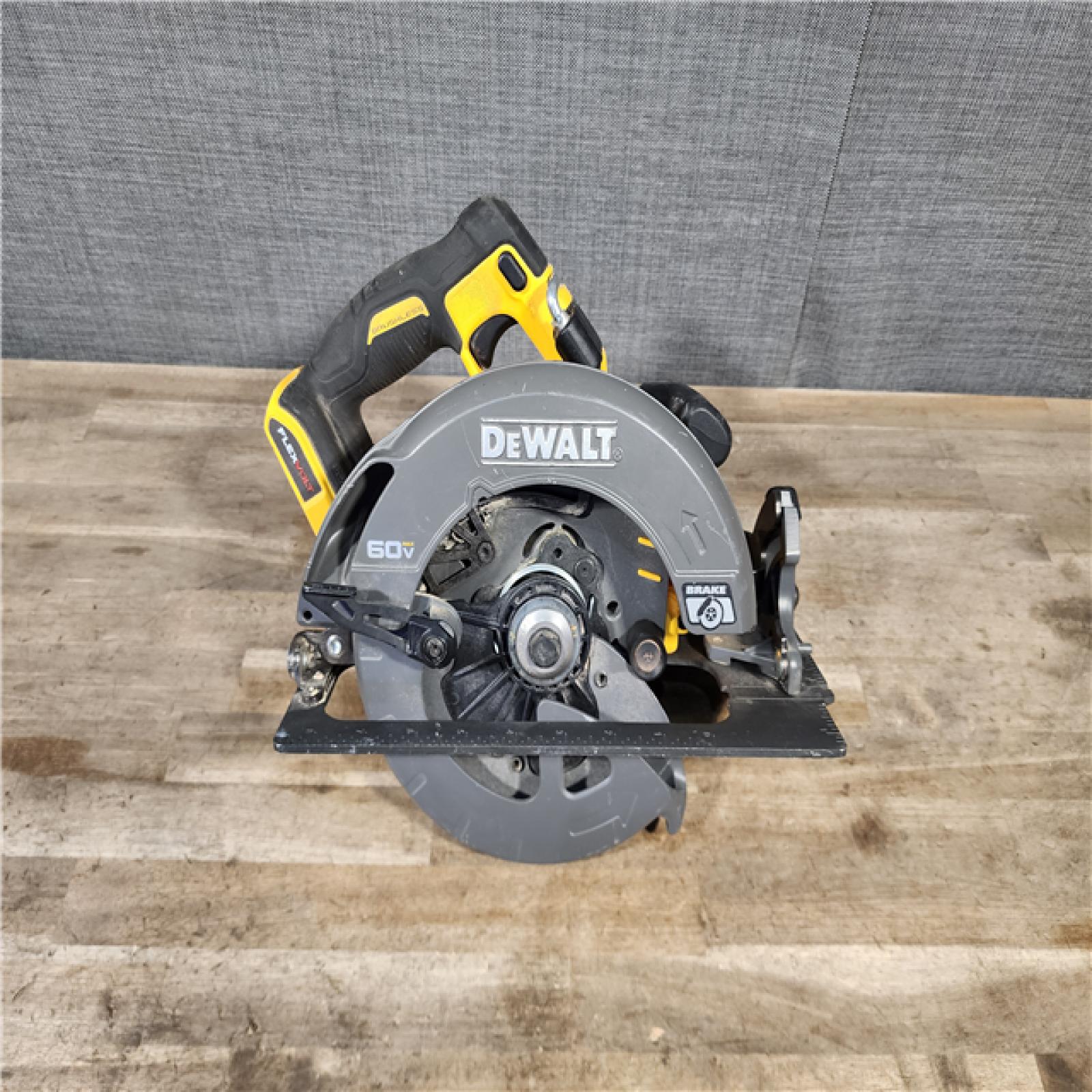 HOUSTON LOCATION - AS-IS DeWALT Flexvolt Max 7-1/4 60V Brushless Circular Saw (Tool Only)