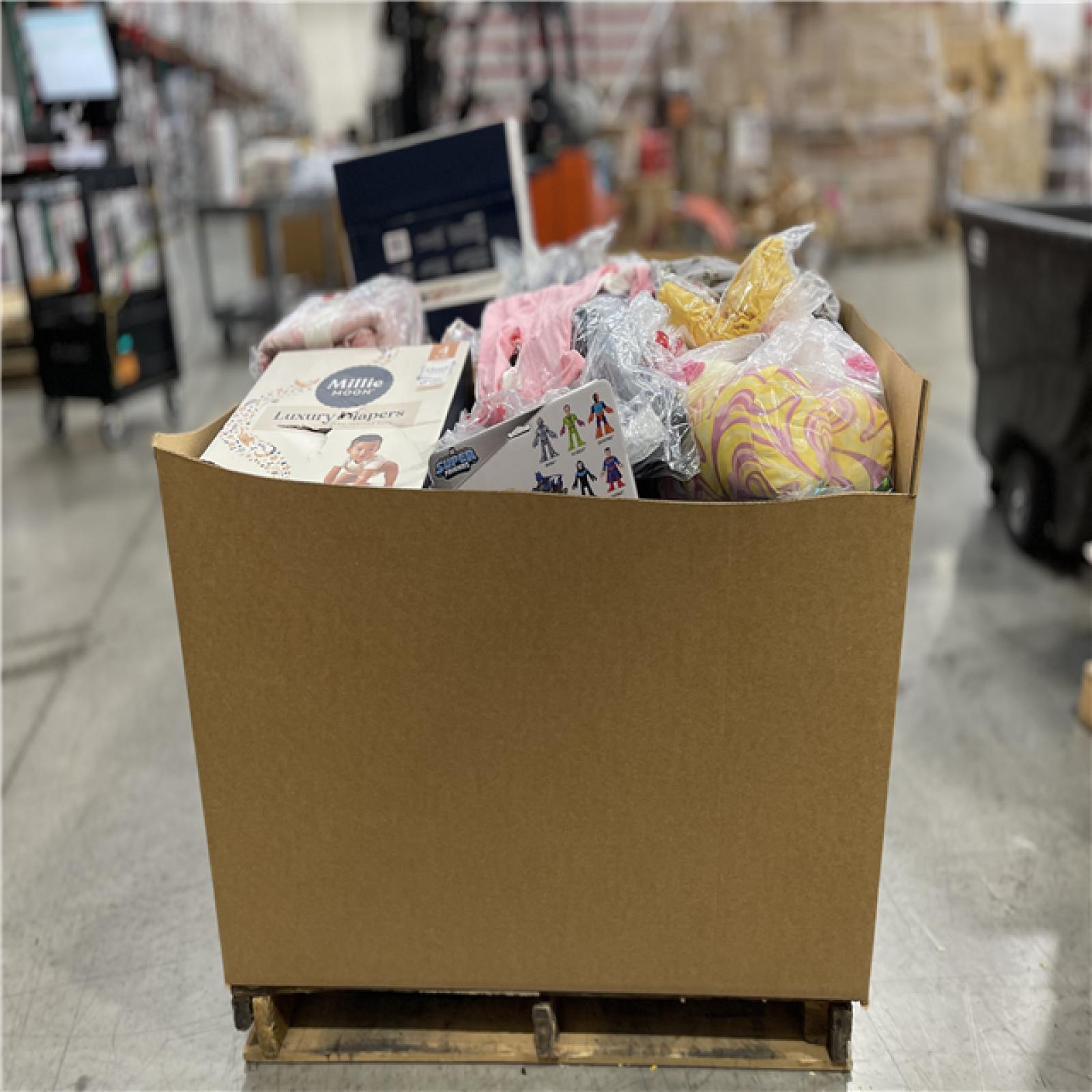 DALLAS LOCATION- NEW!- BULLSEYE MIXED APPAREL PALLET -(400 UNITS)