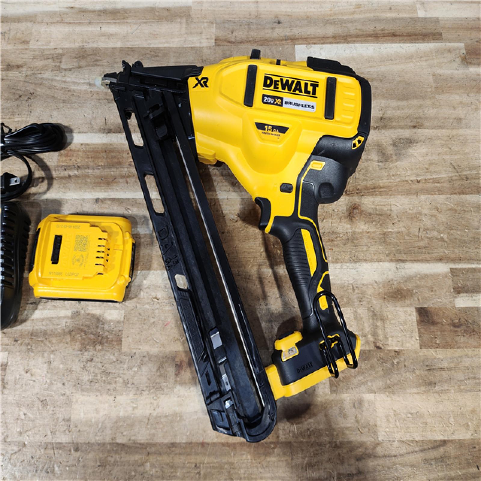HOUSTON LOCATION - AS - IS DEWALT 20V MAX XR Lithium-Ion Cordless 2-1/2 in. 15-Gauge Finish Nailer Kit