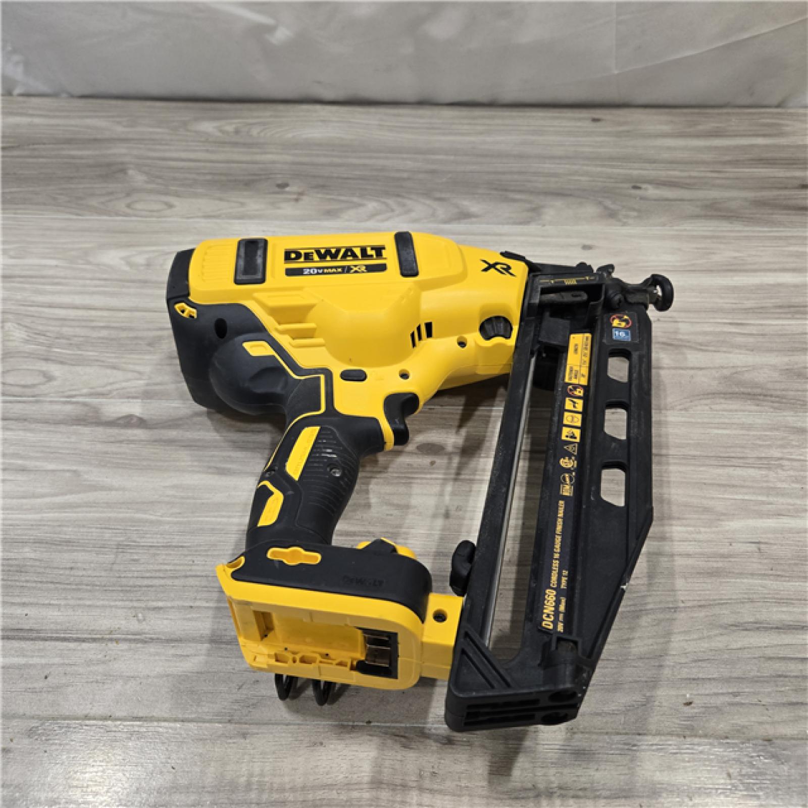 AS-IS DeWalt 20V 16 Gauge Cordless Angled Finish Nailer Kit