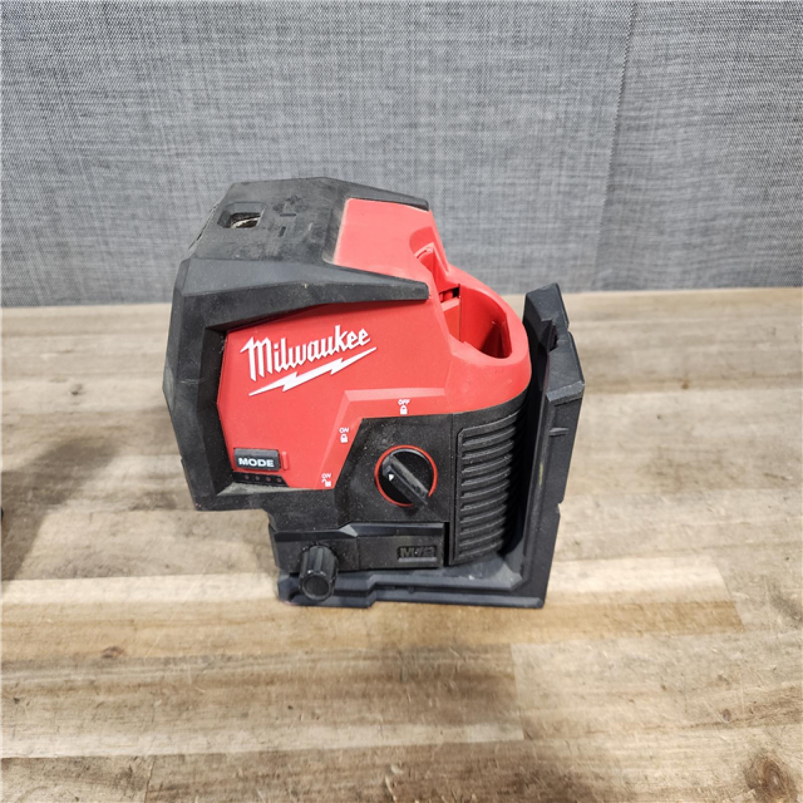 HOUSTON LOCATION - AS-IS Milwaukee Green 125 Ft. Cross Line and Plumb Points Laser Level Kit