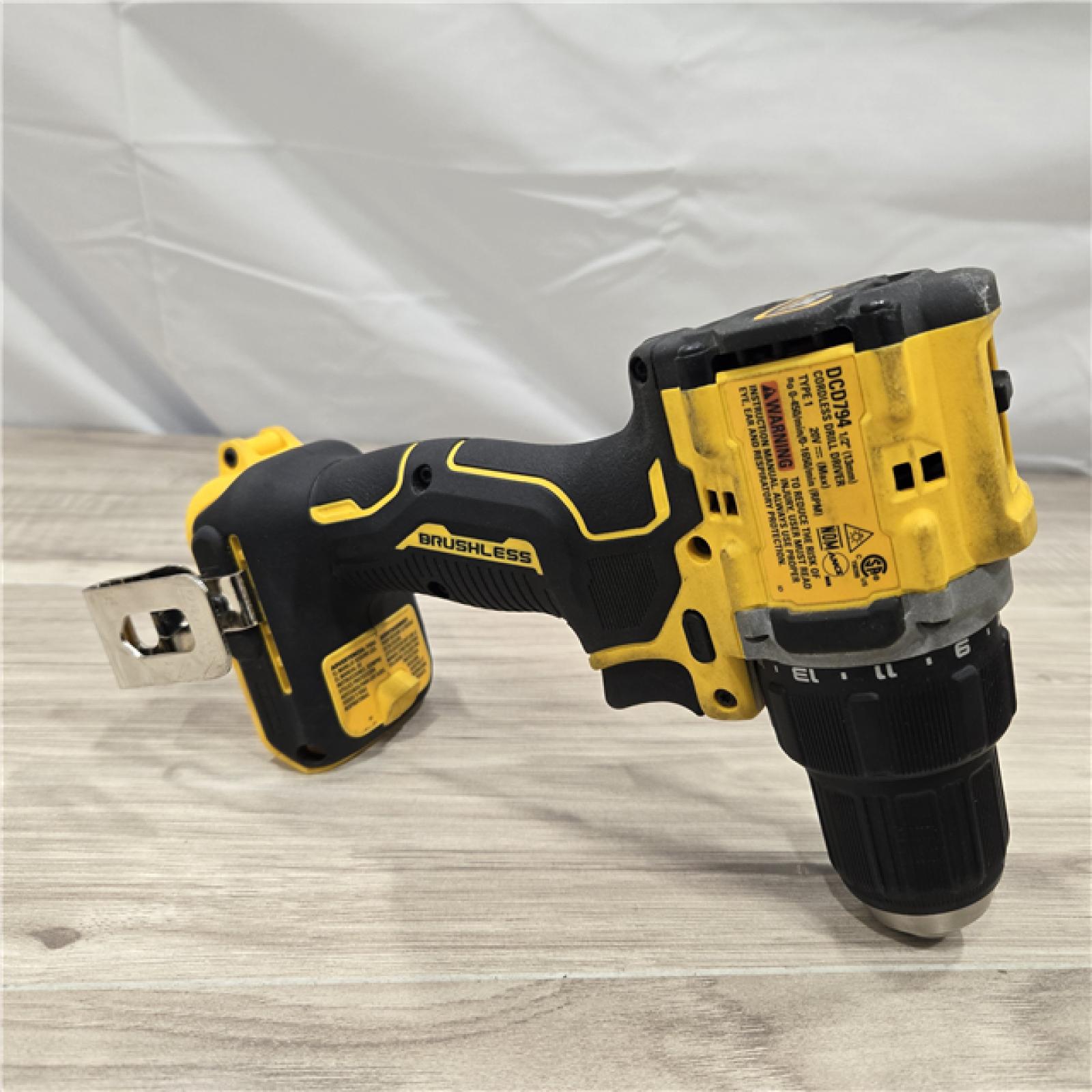 LIKE NEW! - Dewalt 20V MAX ATOMIC Compact Cordless Drill Driver and Impact Driver Combo Kit