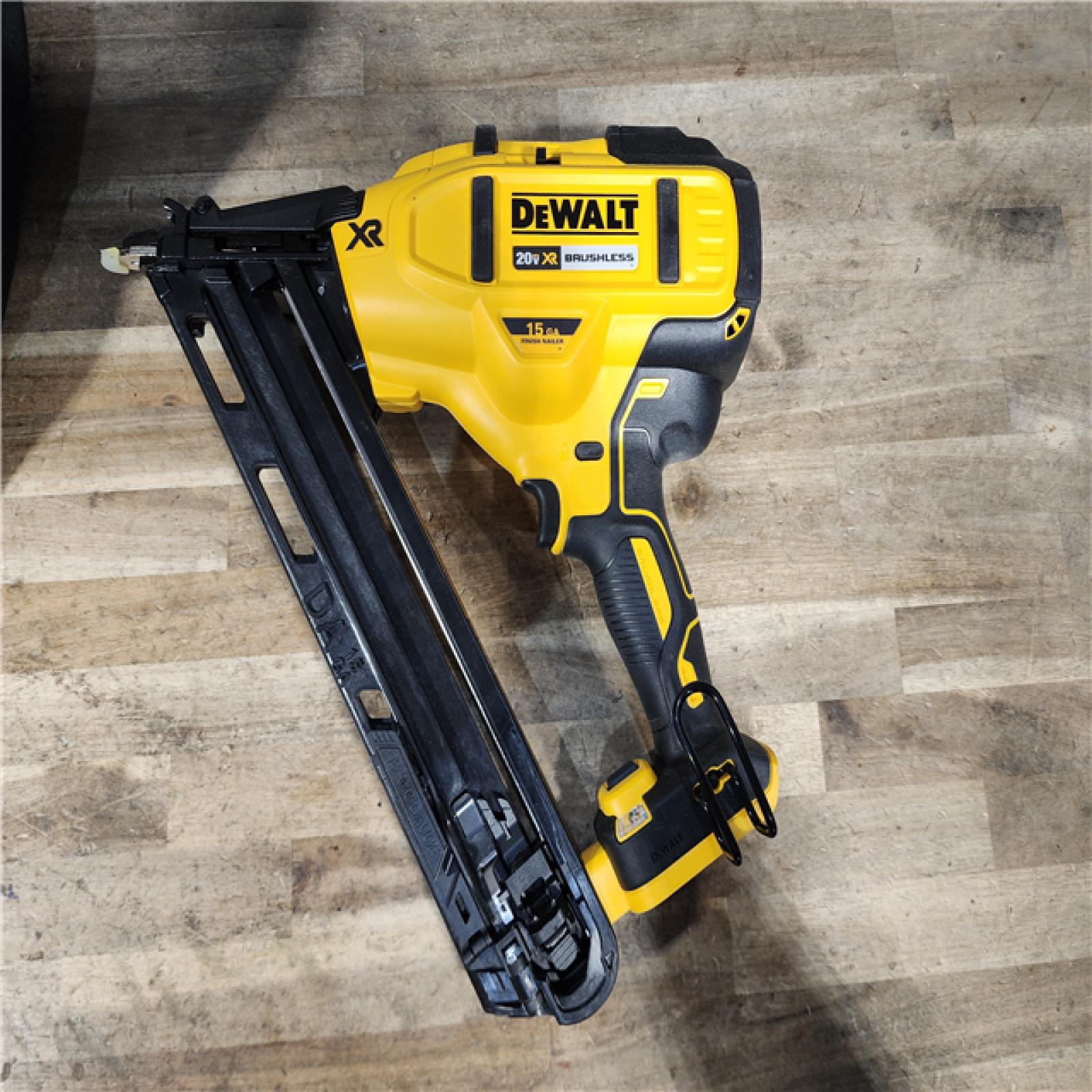 HOUSTON LOCATION - AS-IS DeWalt 15 GA ANGLED FINISH NAILER KIT W/ BATTERY & CHARGER