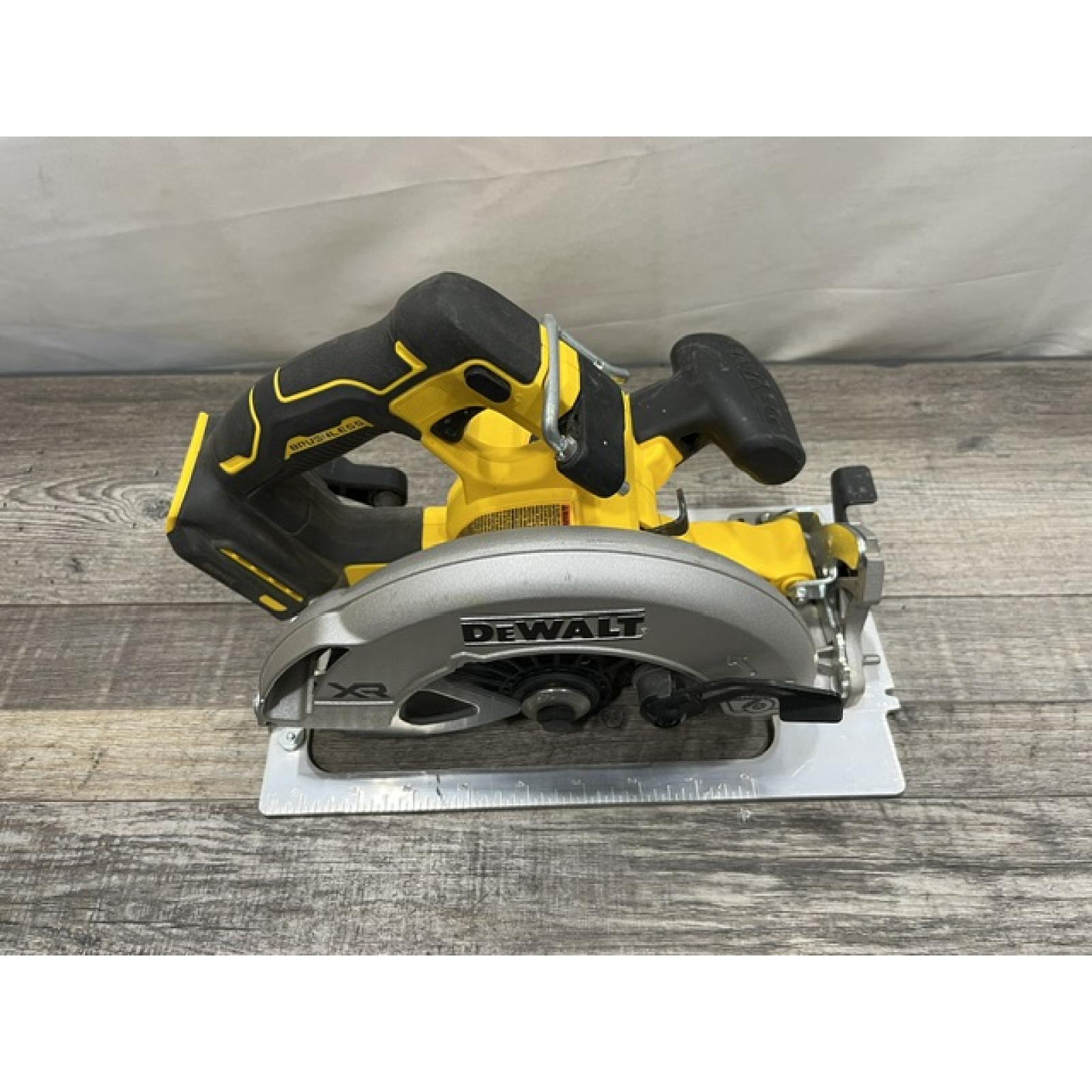 AS-IS DEWALT 20-Volt MAX 7-1/4 in. Cordless Circular Saw (Tool Only)