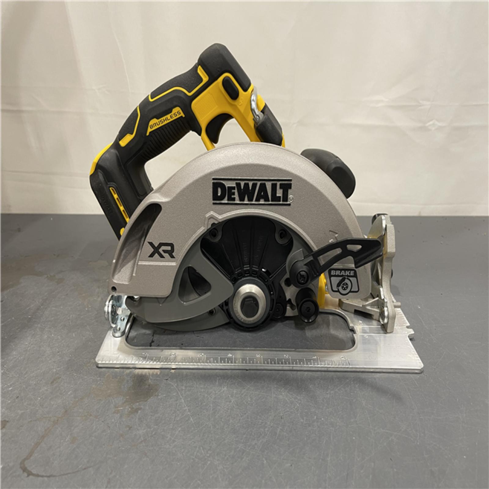 AS-IS - DEWALT 20-Volt MAX 7-1/4 in. Cordless Circular Saw