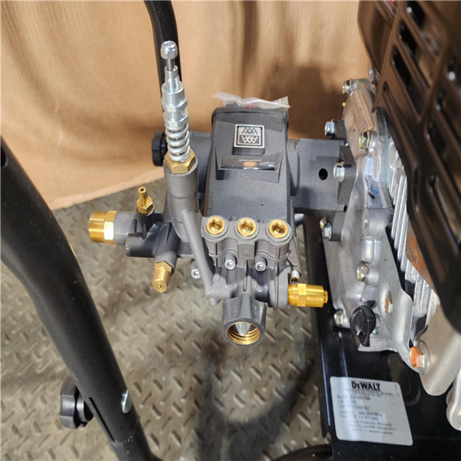 HOUSTON LOCATION - AS-IS DEWALT 3600 PSI 2.5 GPM Gas Cold Water Professional Pressure Washer with HONDA GX200 Engine