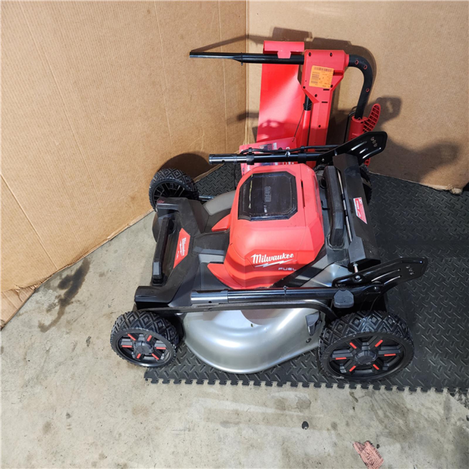 HOUSTON LOCATION - AS-IS Milwaukee M18 FUEL Brushless Cordless 21 in. Walk Behind Dual Battery Self-Propelled Mower Kit W/ (2) HD12.0 BATTERY & RAPID CHARGER