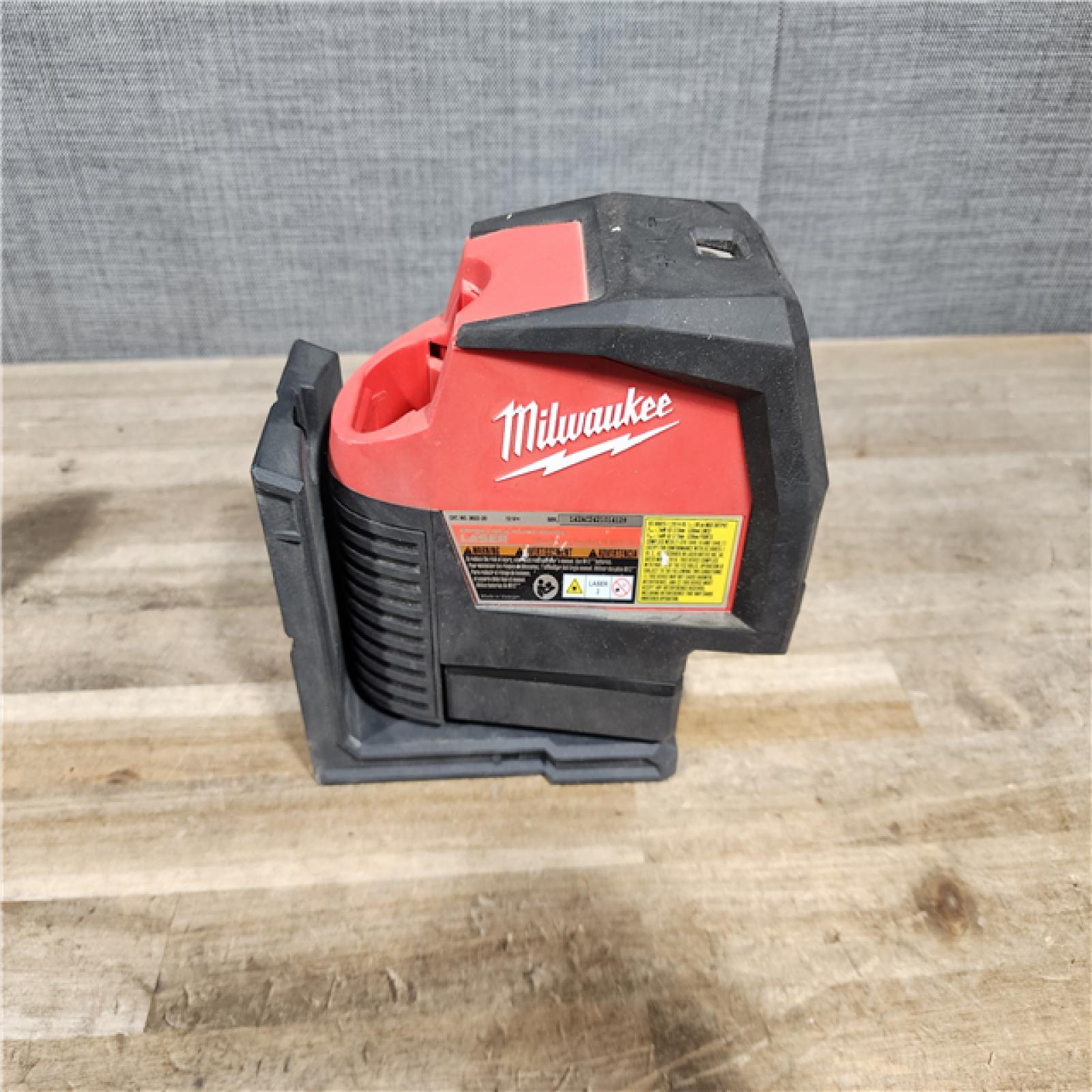 HOUSTON LOCATION - AS-IS Milwaukee Green 125 Ft. Cross Line and Plumb Points Laser Level Kit