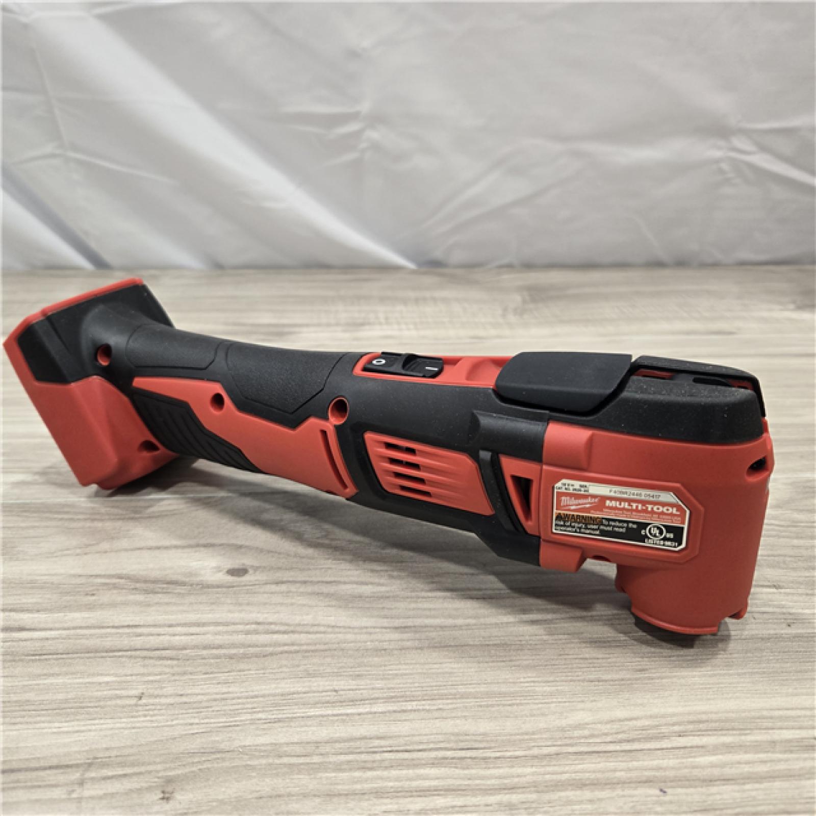 LIKE NEW! - Milwaukee 2626-21 18V Cordless Oscillating Multi-Tool Kit