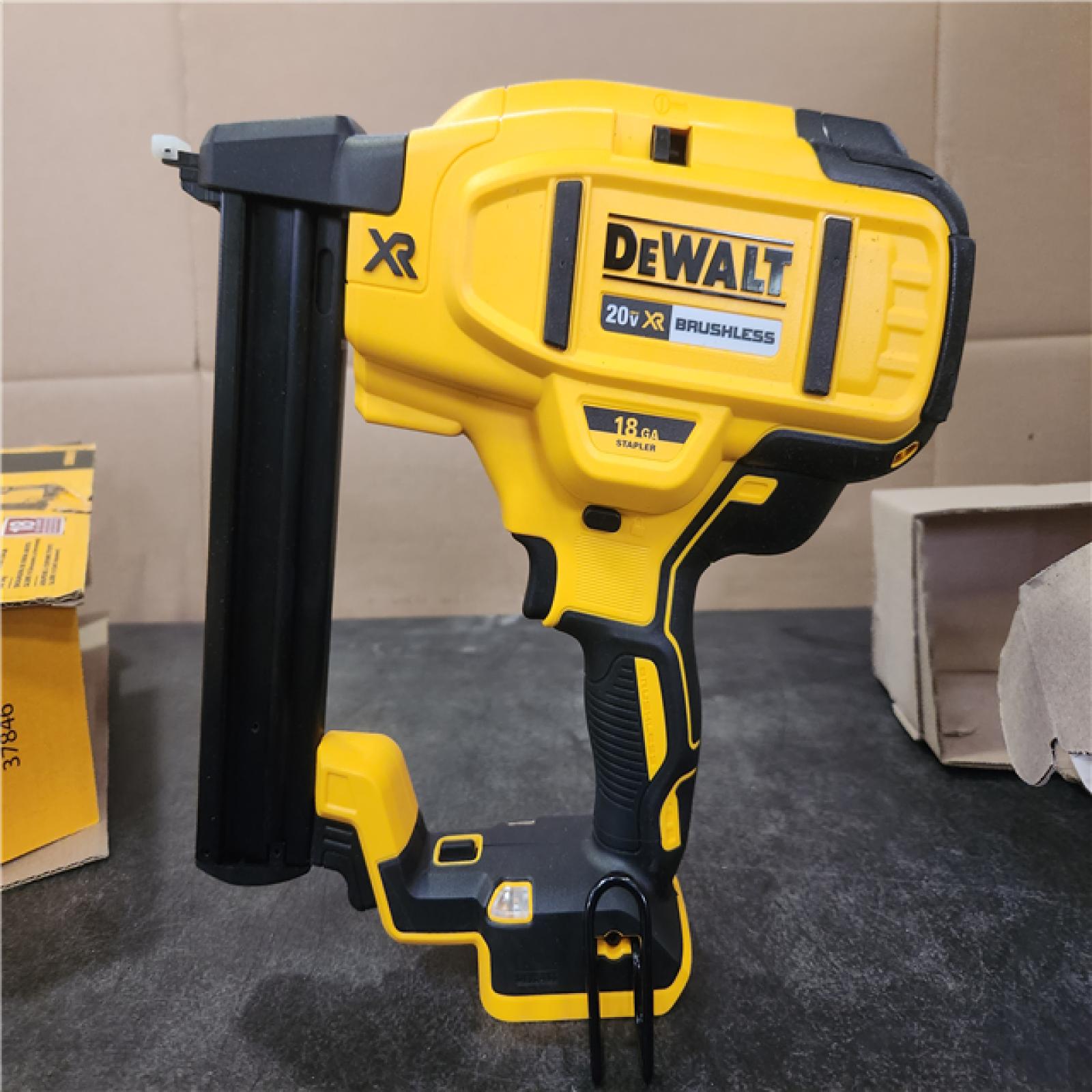 Phoenix NEW DEWALT 20V MAX XR Lithium-Ion Cordless 18-Gauge Narrow Crown Stapler (Tool Only)