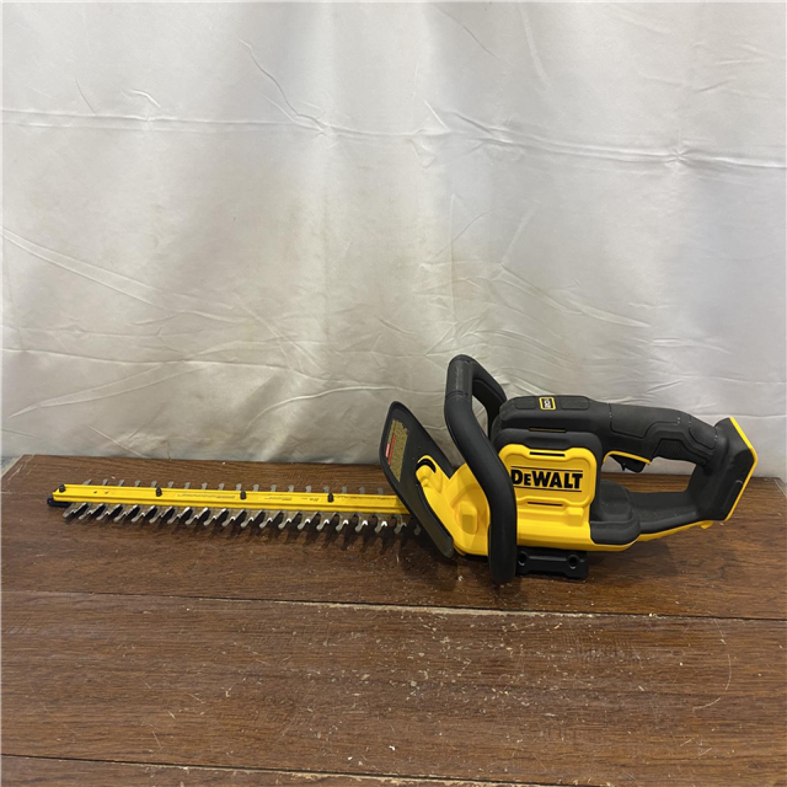 AS-IS DEWALT 20V MAX 22 Cordless Hedge Trimmer