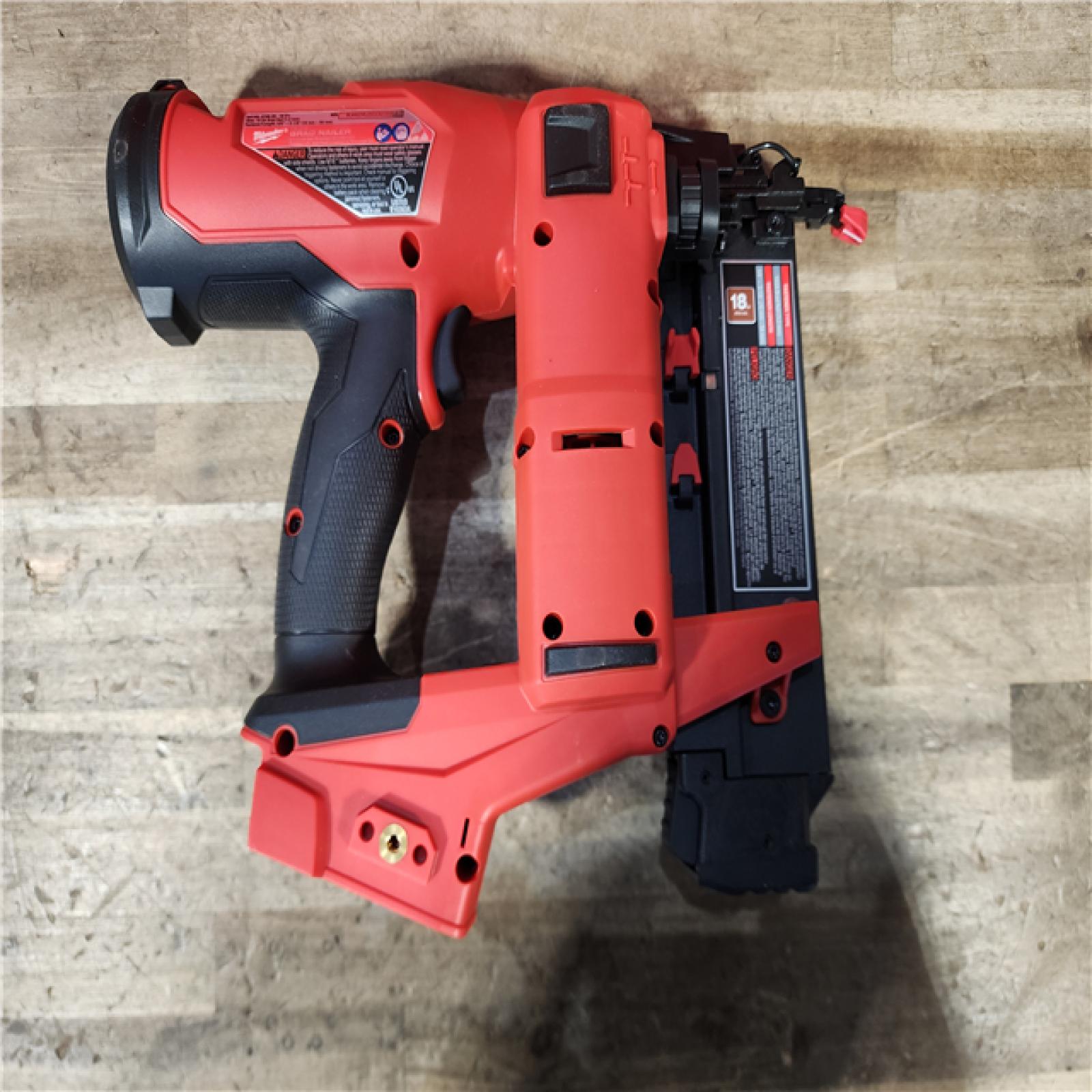 HOUSTON LOCATION - AS-IS (APPEARS LIKE NEW) Milwaukee M18 Fuel 18V Brushless 18-Gauge Brad Nailer 2746-20 (Bare Tool)
