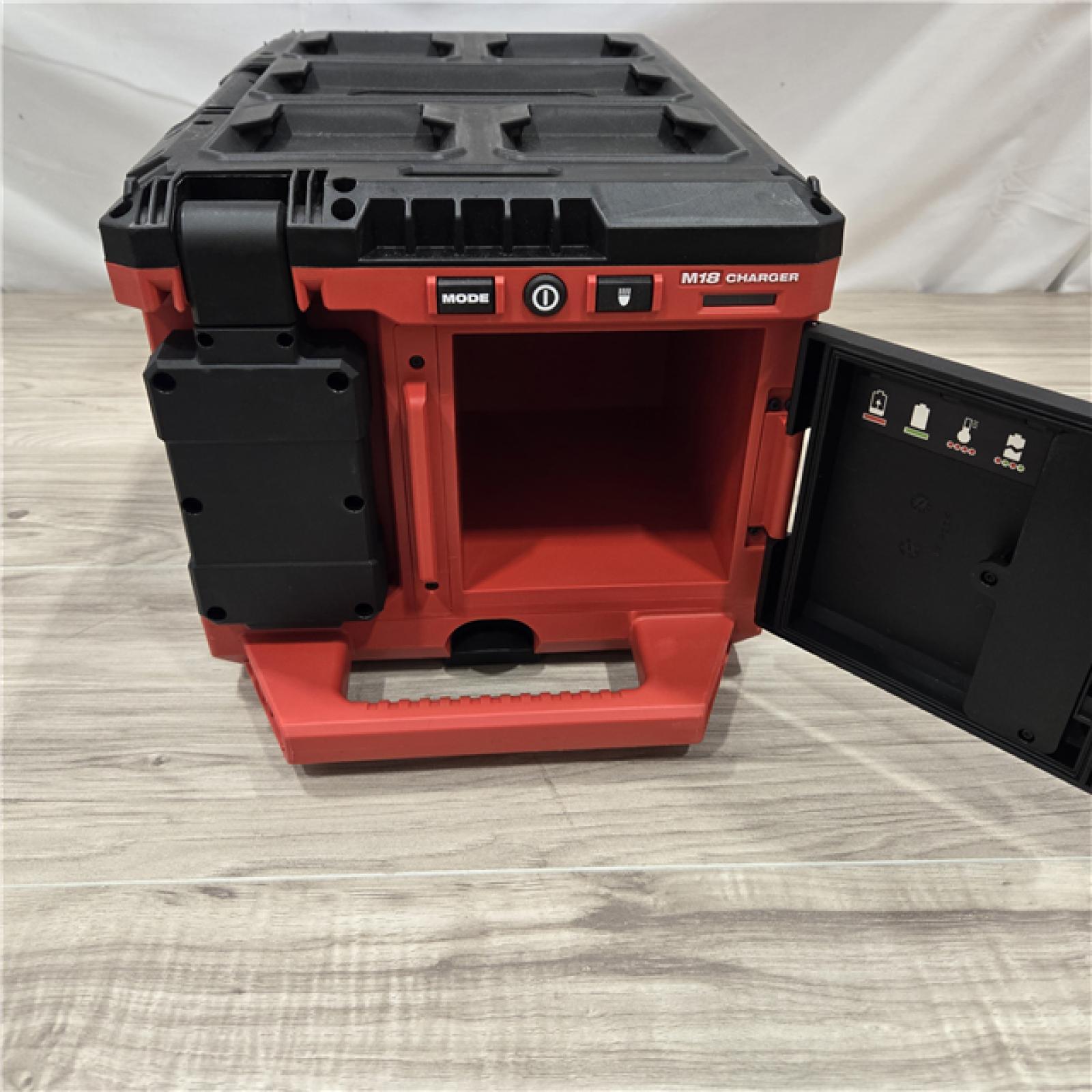 GOOD! - Milwaukee M18 PACKOUT Light/Charger