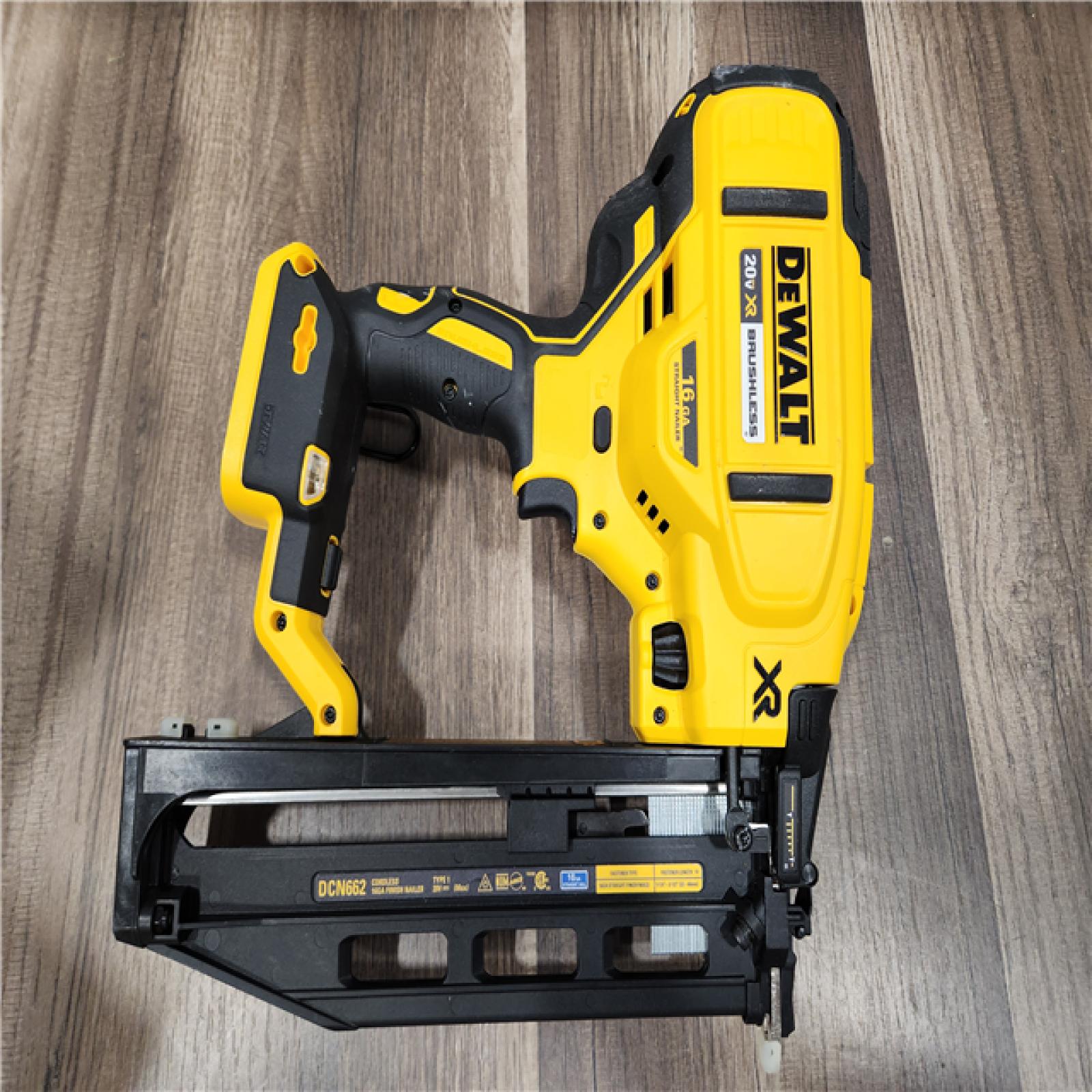 LIKE NEW! - DEWALT 20V MAX XR 16-Gauge Lithium-Ion Cordless Finish Nailer (Tool Only)