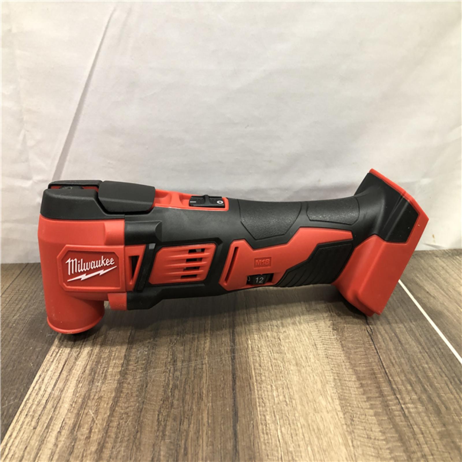 AS-IS Milwaukee M18 18V Lithium-Ion Cordless Oscillating Multi-Tool Kit