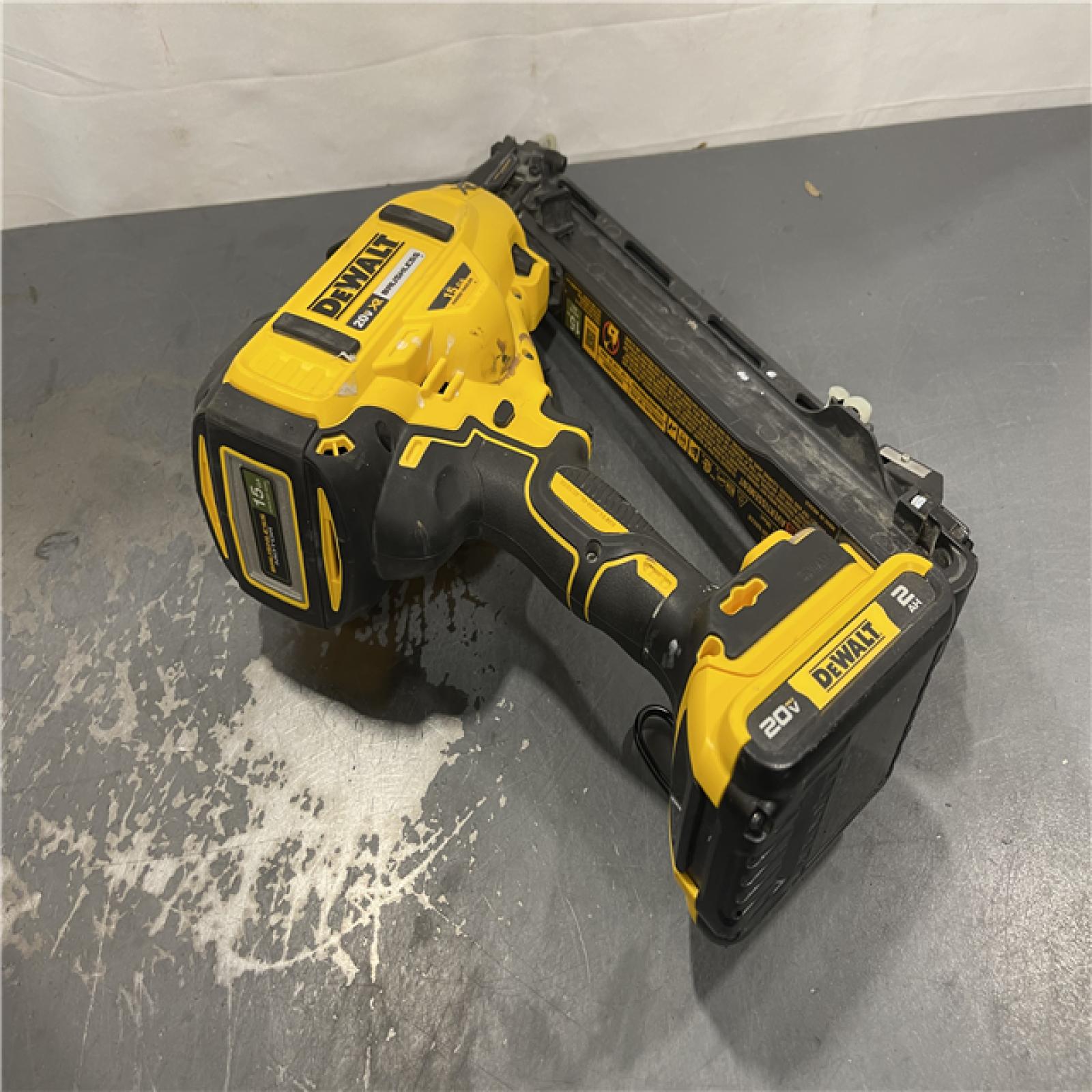 AS-IS - DeWalt 20V MAX XR Lithium-Ion Cordless 2-1/2 in. 15-Gauge Finish Nailer Kit