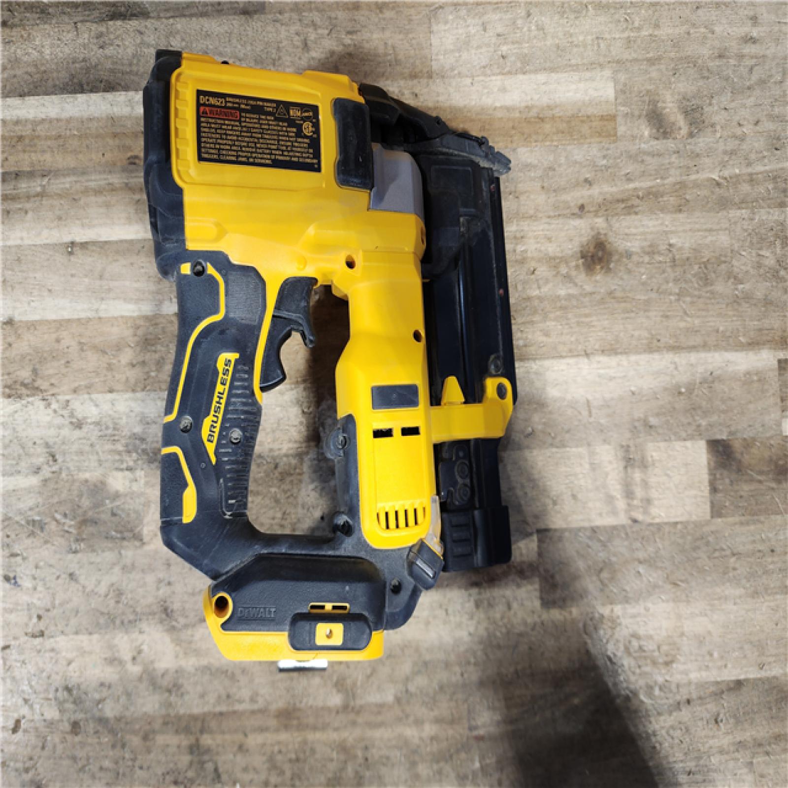 HOUSTON LOCATION - AS-IS DEWALT ATOMIC 20V MAX Lithium Ion Cordless 23 Gauge Pin Nailer Kit