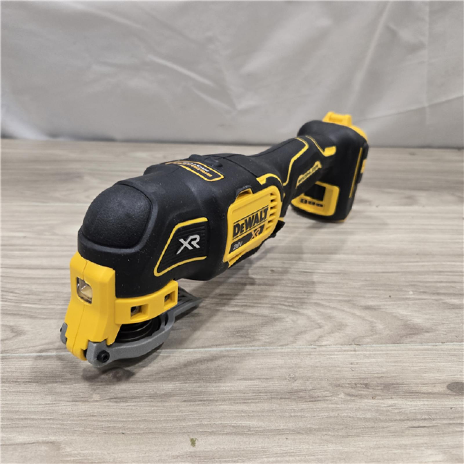 AS-IS DEWALT Cordless 3-Speed Oscillating Multi Tool Kit