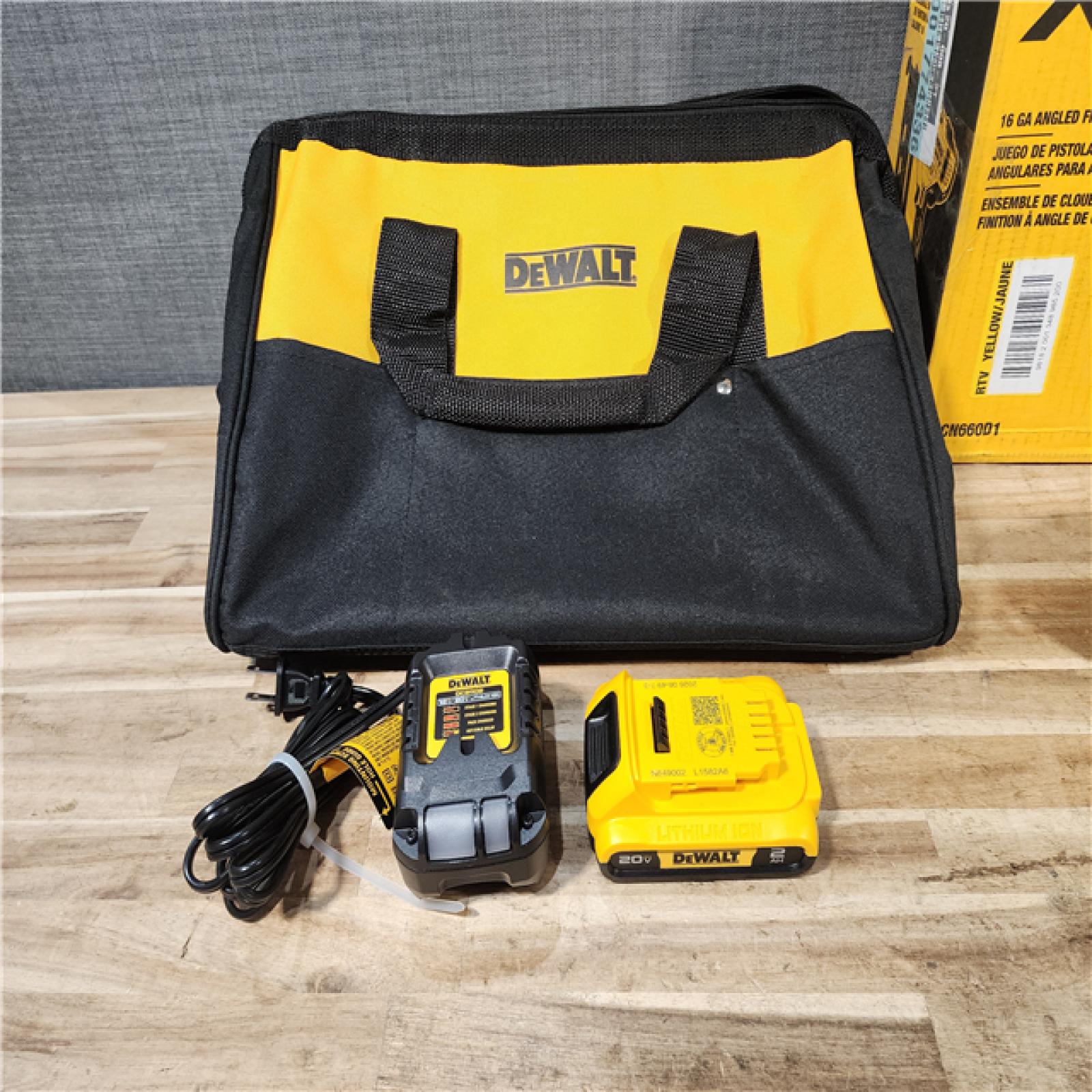 HOUSTON LOCATION - AS-IS DEWALT 20V MAX XR 16-Gauge Electric Cordless Angled Finishing Nailer Kit
