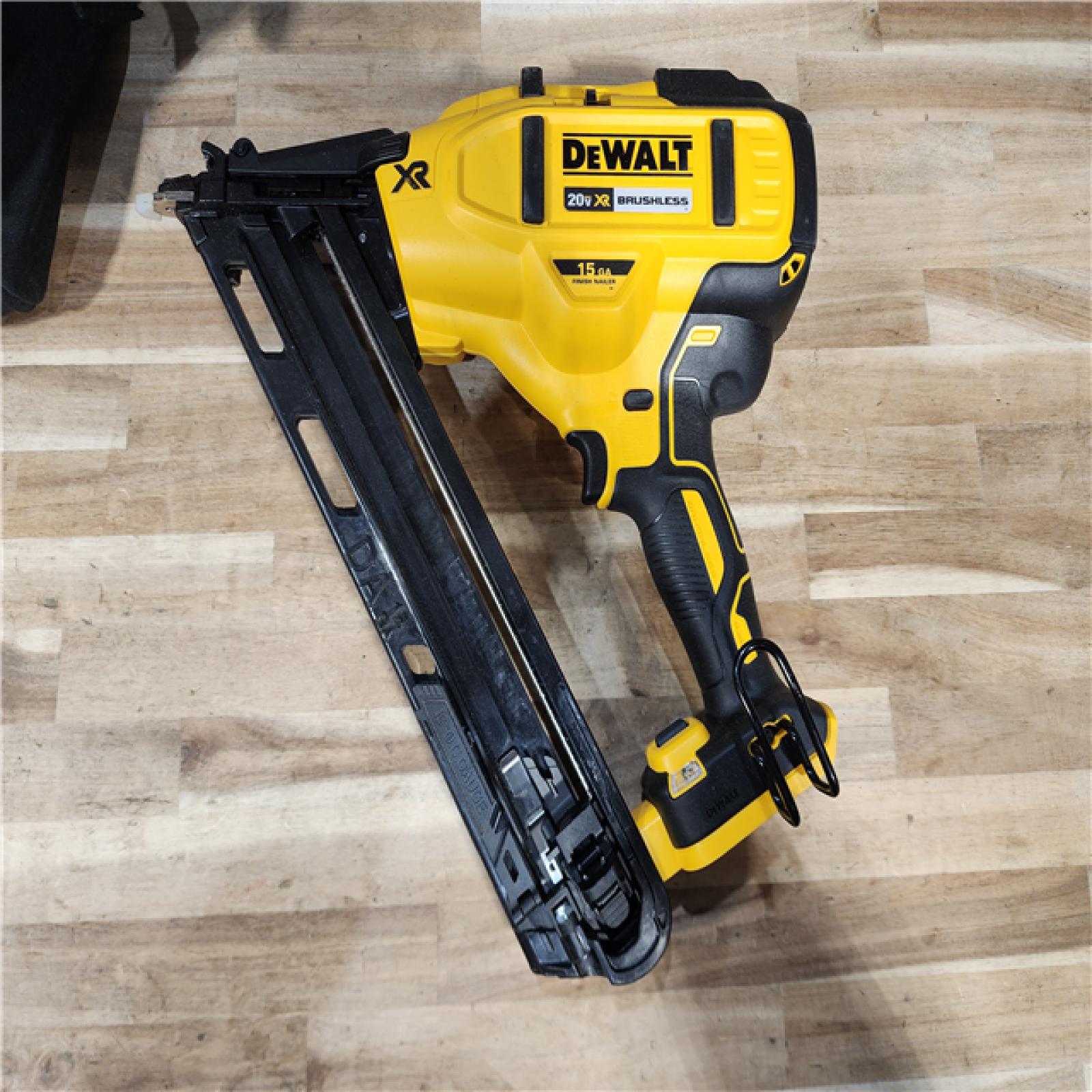 HOUSTON LOCATION - AS-IS DEWALT 20V MAX XR Lithium-Ion Cordless 2-1/2 in. 15-Gauge Finish Nailer Kit