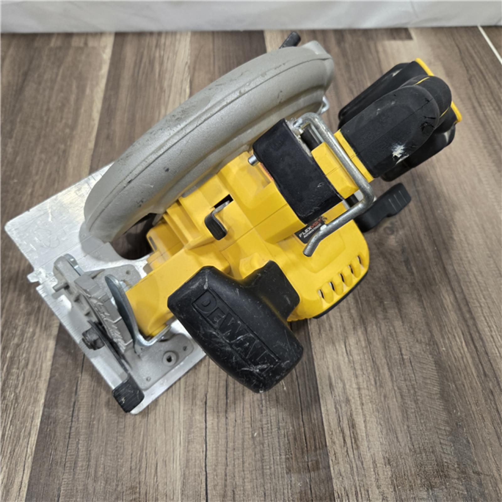 GOOD DEWALT 20-Volt MAX 7-1/4 in. Cordless Circular Saw (Tool Only)