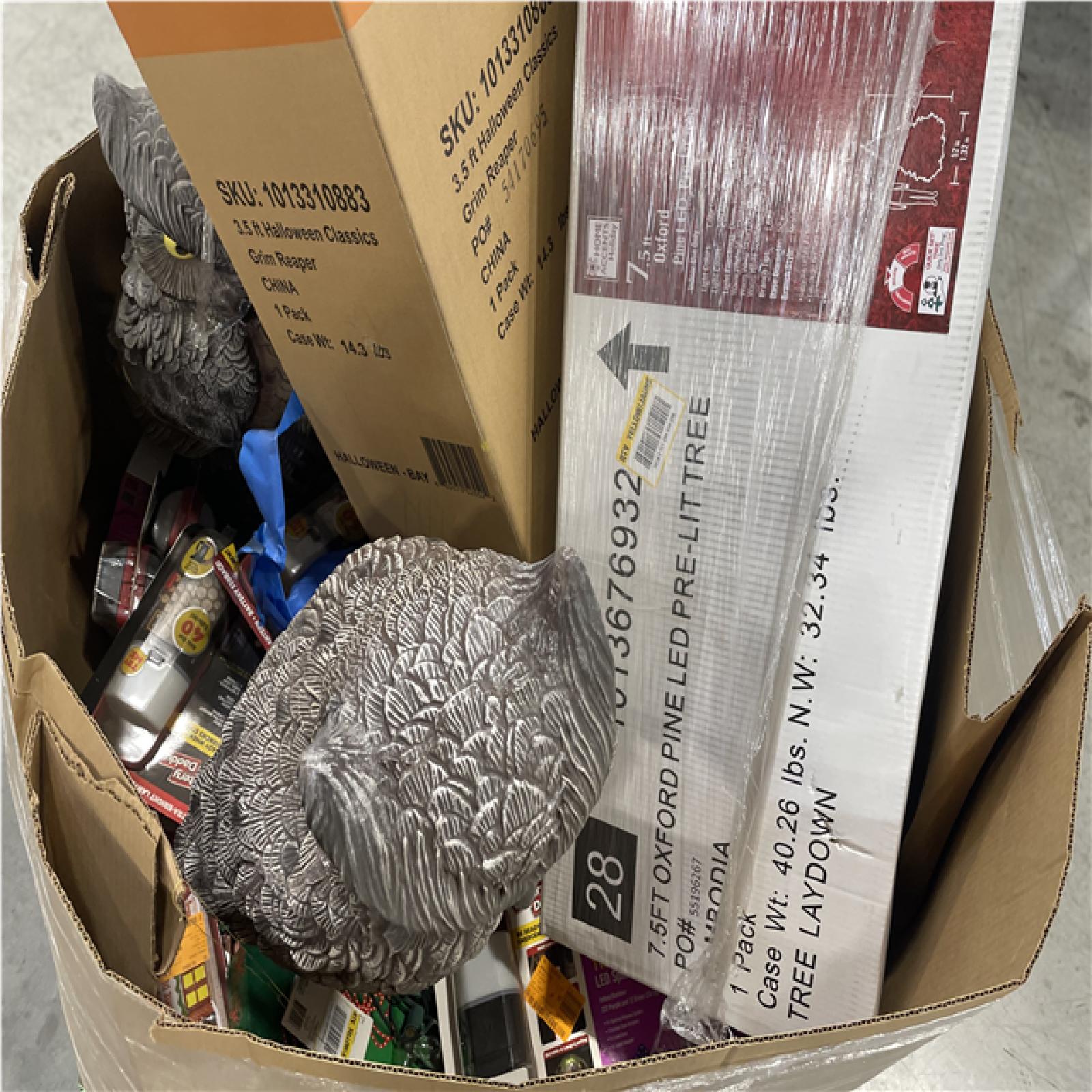 DALLAS LOCATION - AS-IS MIXED HOLIDAY DECORATIONS PALLET