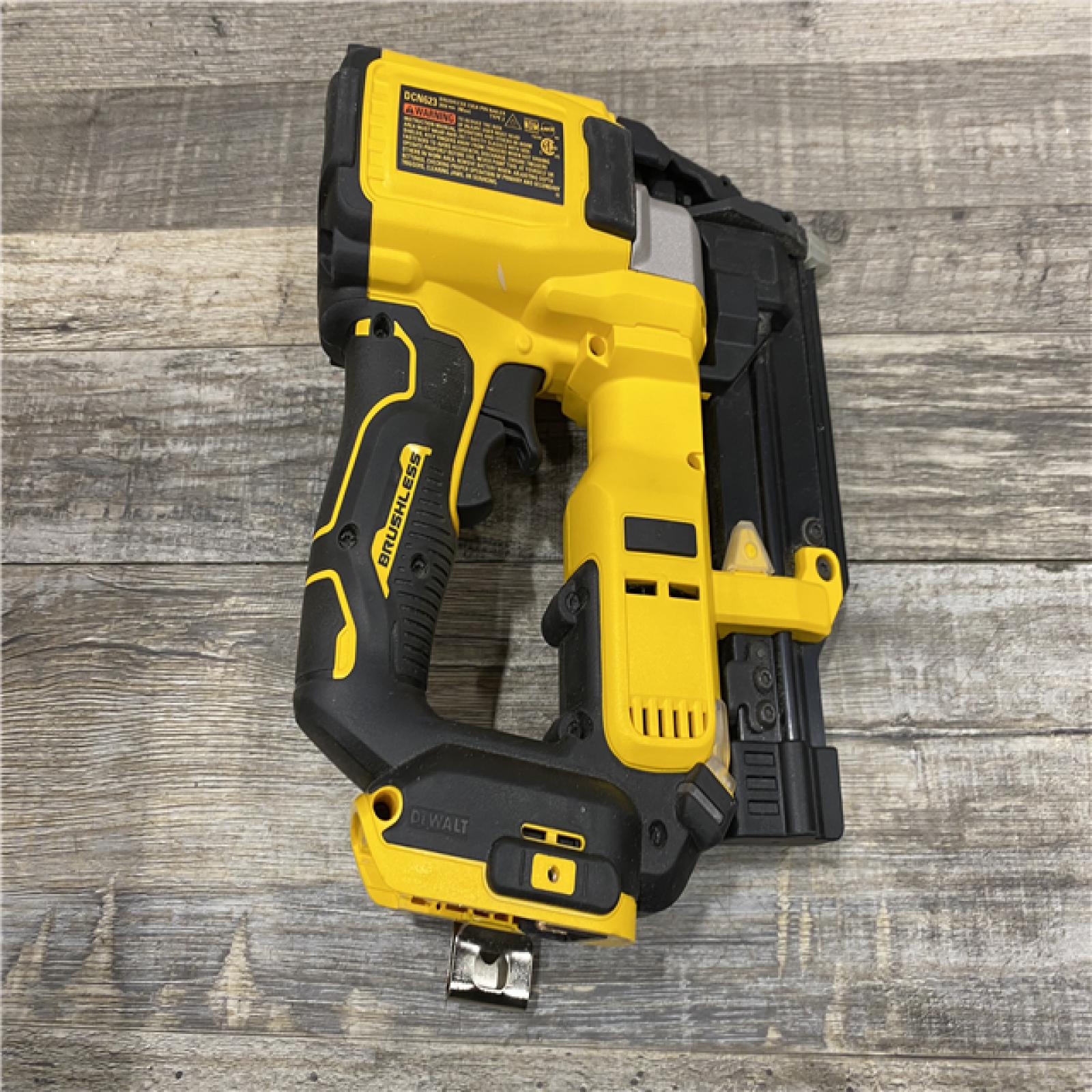 AS-IS DEWALT ATOMIC 20V MAX Lithium Ion Cordless 23 Gauge Pin Nailer Kit