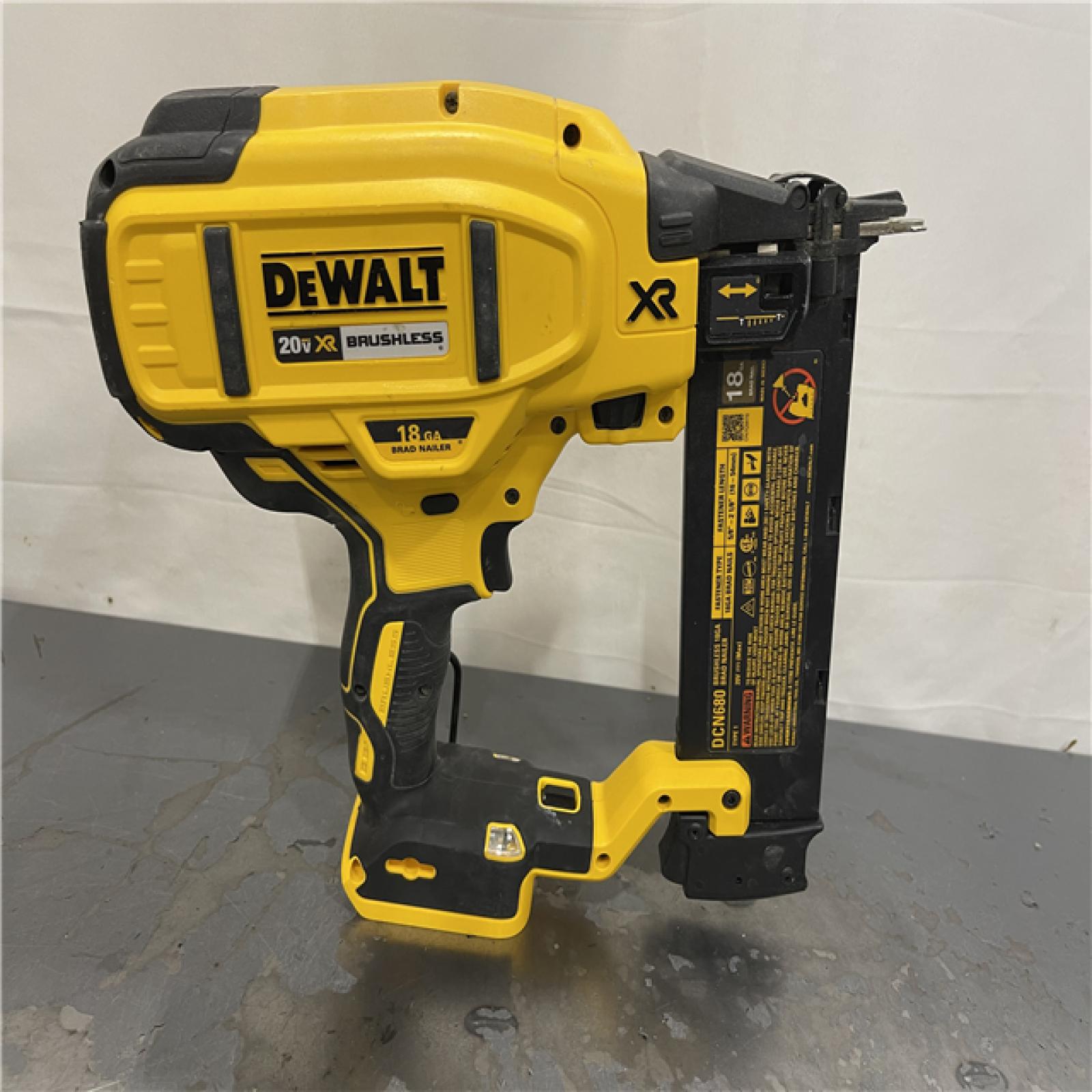 AS-IS- DeWalt 20V MAX XR Lithium-Ion Cordless 18-Gauge Brad Nailer (Tool Only)