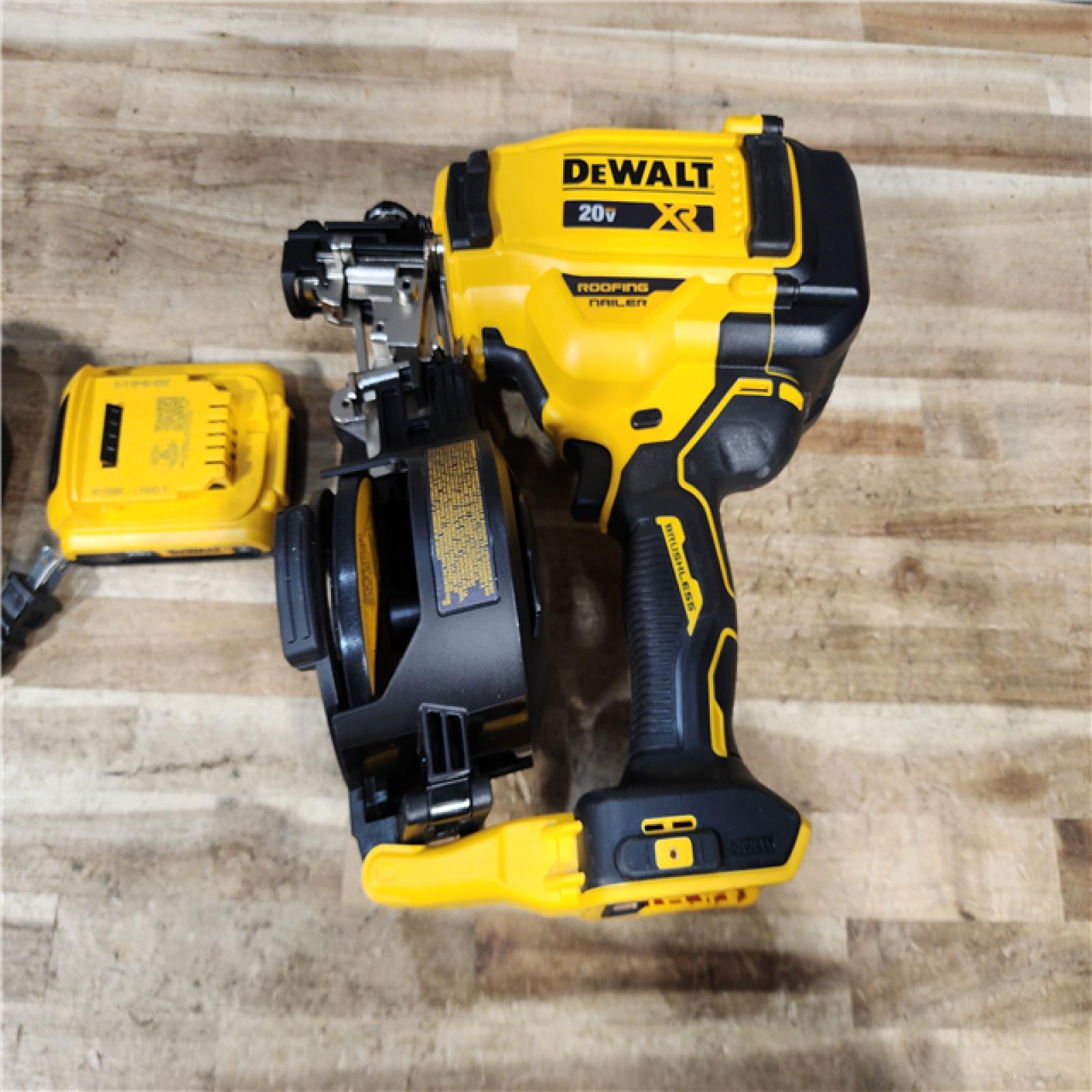 HOUSTON LOCATION - AS - IS DEWALT 20V MAX Lithium-Ion 15-Degree Electric Cordless Roofing Nailer Kit