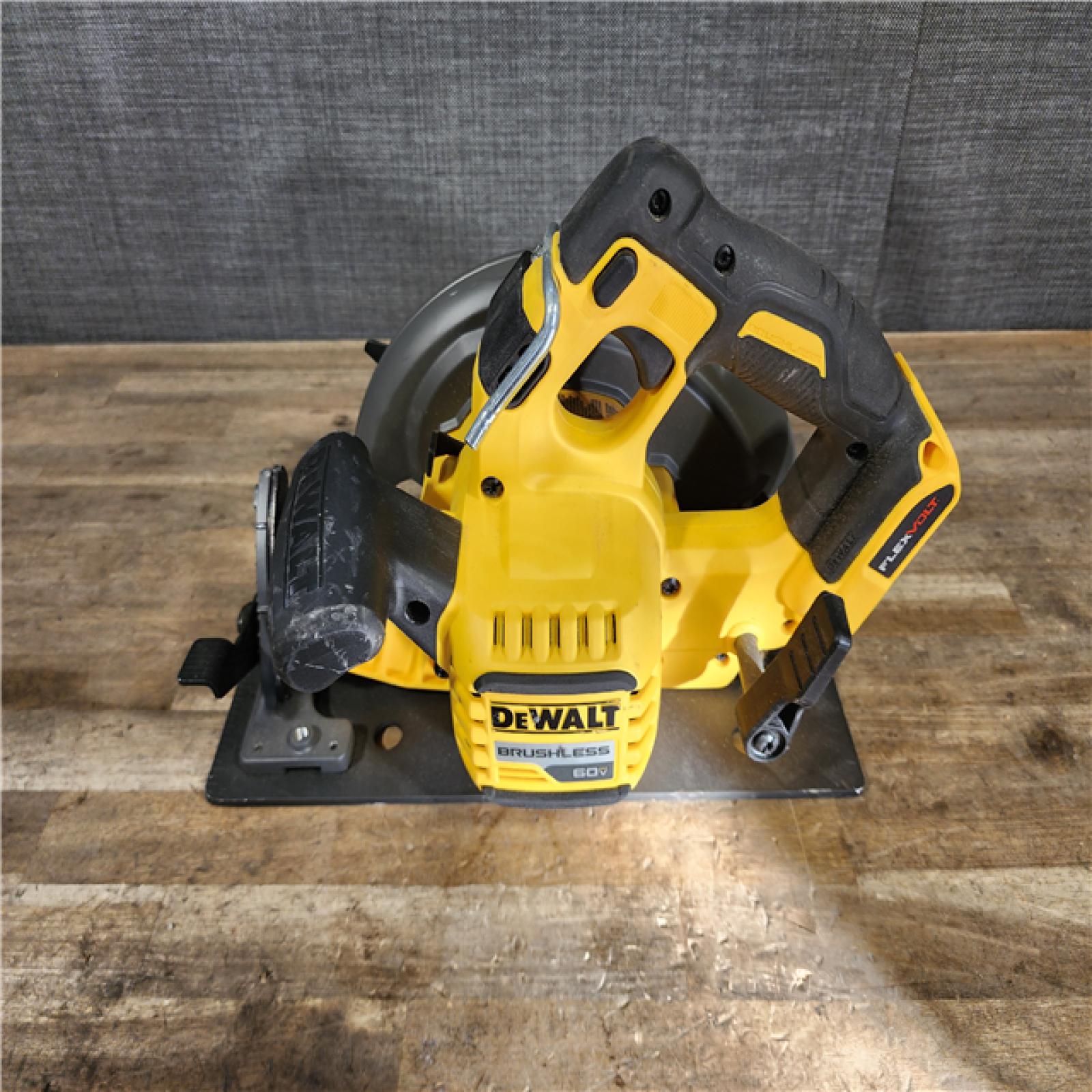 HOUSTON LOCATION - AS-IS DeWALT Flexvolt Max 7-1/4 60V Brushless Circular Saw (Tool Only)