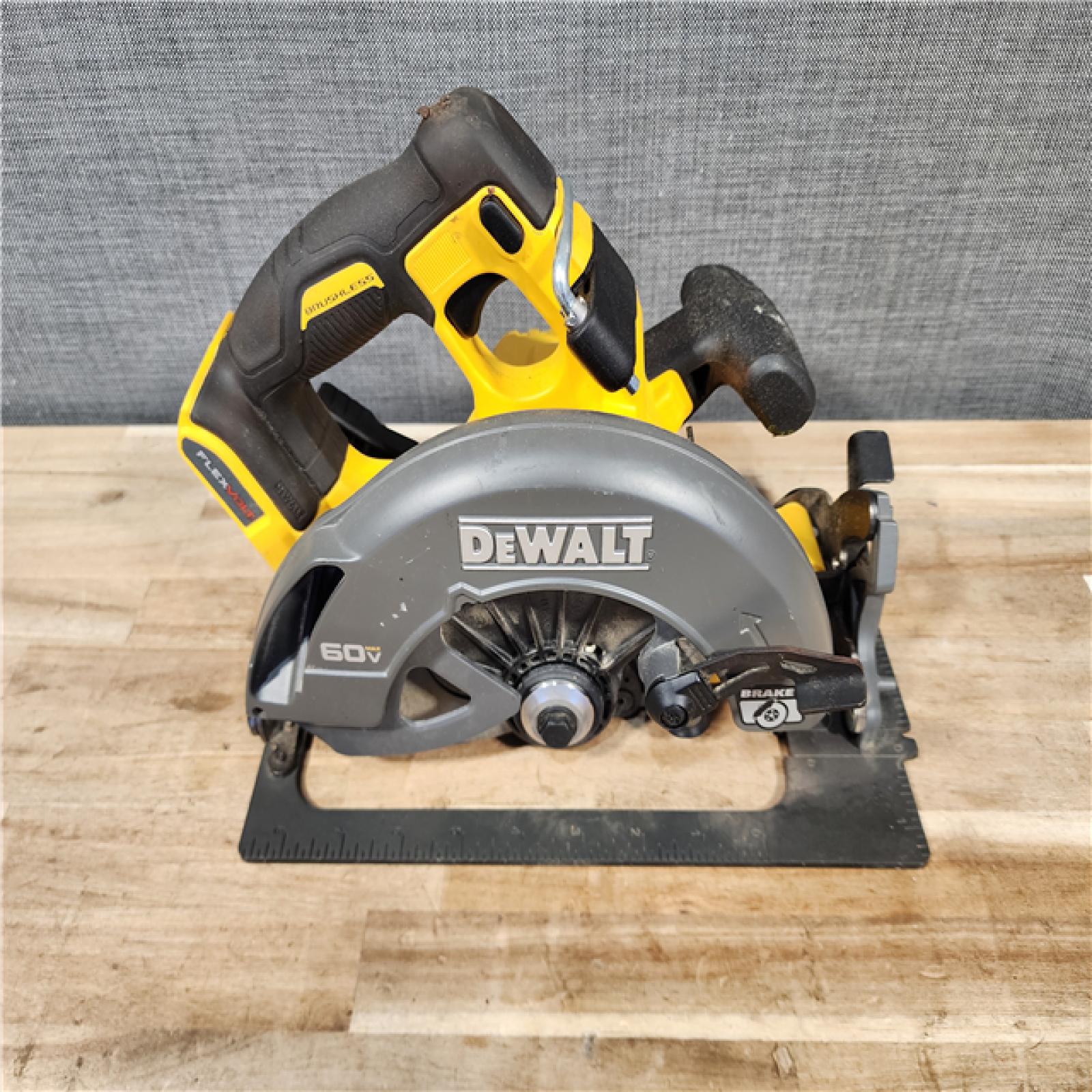 HOUSTON LOCATION - AS-IS DEWALT FLEXVOLT 60V MAX Cordless Brushless 7-1/4 in. Circular Saw with Brake (Tool Only)