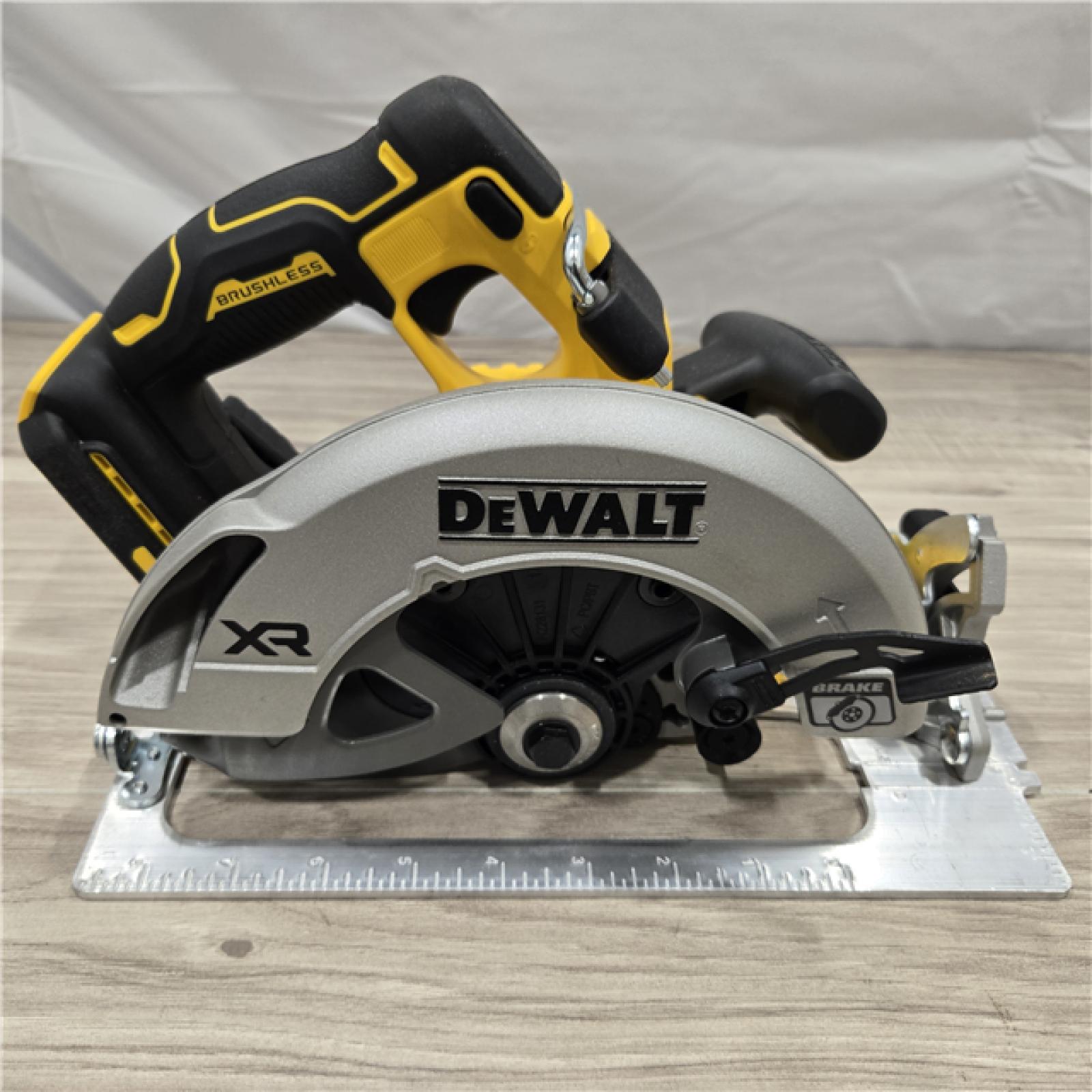 LIKE NEW! - DEWALT 20-Volt MAX Cordless Circular Saw (Tool Only)