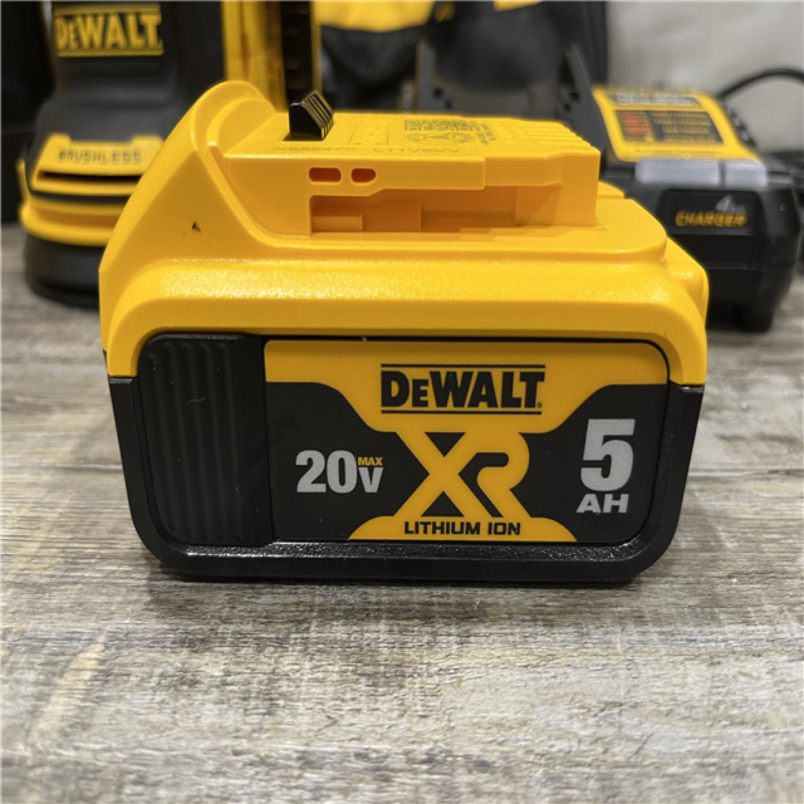 AS-IS DEWALT 20V MAX XR Cordless Brushless 5 in. Random Orbital Sander Kit