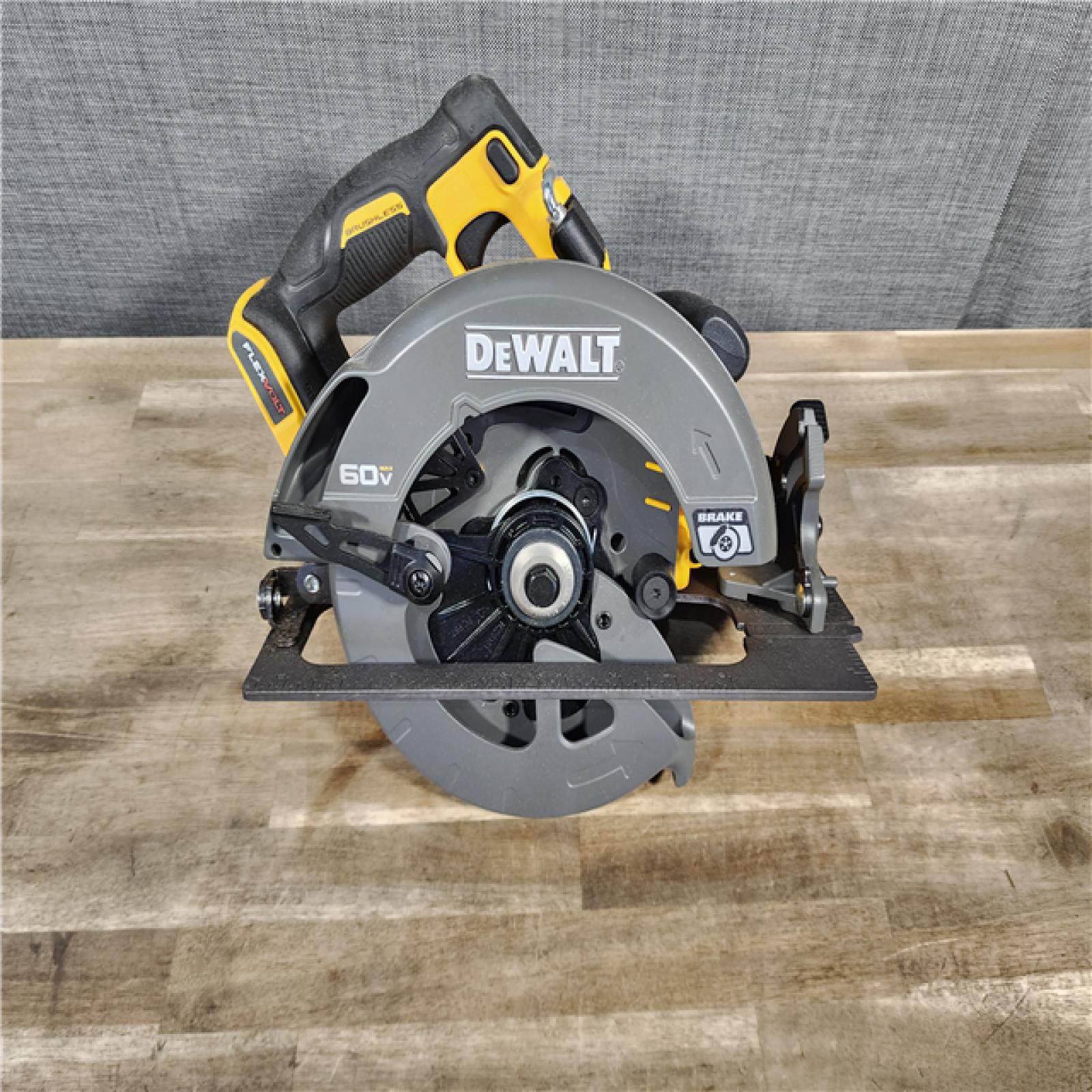 HOUSTON LOCATION - AS-IS DeWALT Flexvolt Max 7-1/4  60V Brushless Circular Saw DCS578B (Bare Tool)