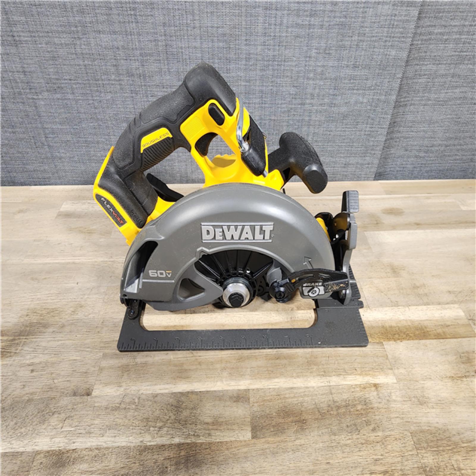 HOUSTON LOCATION - AS-IS DeWALT Flexvolt Max 7-1/4  60V Brushless Circular Saw DCS578B (Bare Tool)