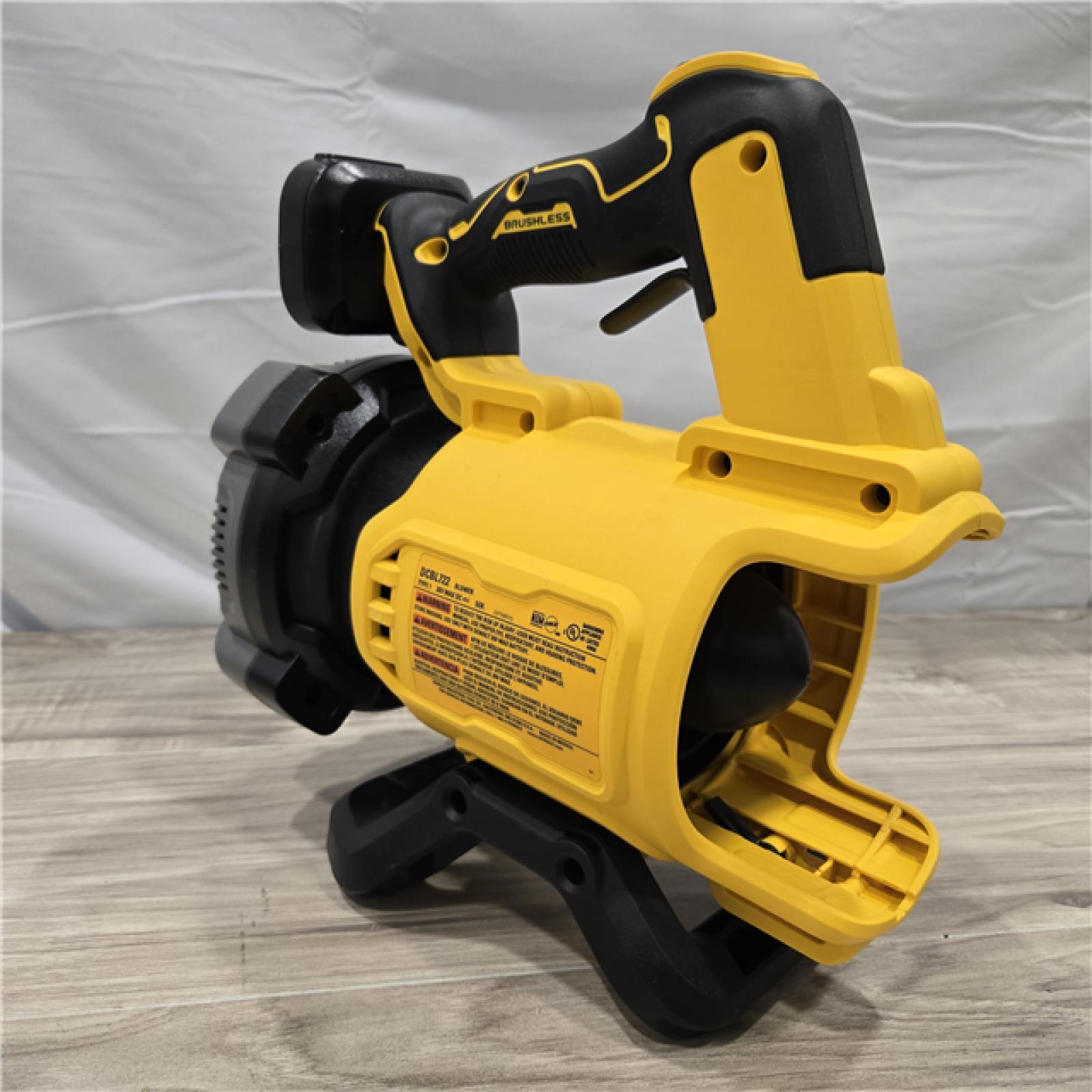 LIKE NEW! - DEWALT 20V MAX Cordless Handheld Axial Leaf Blower Kit