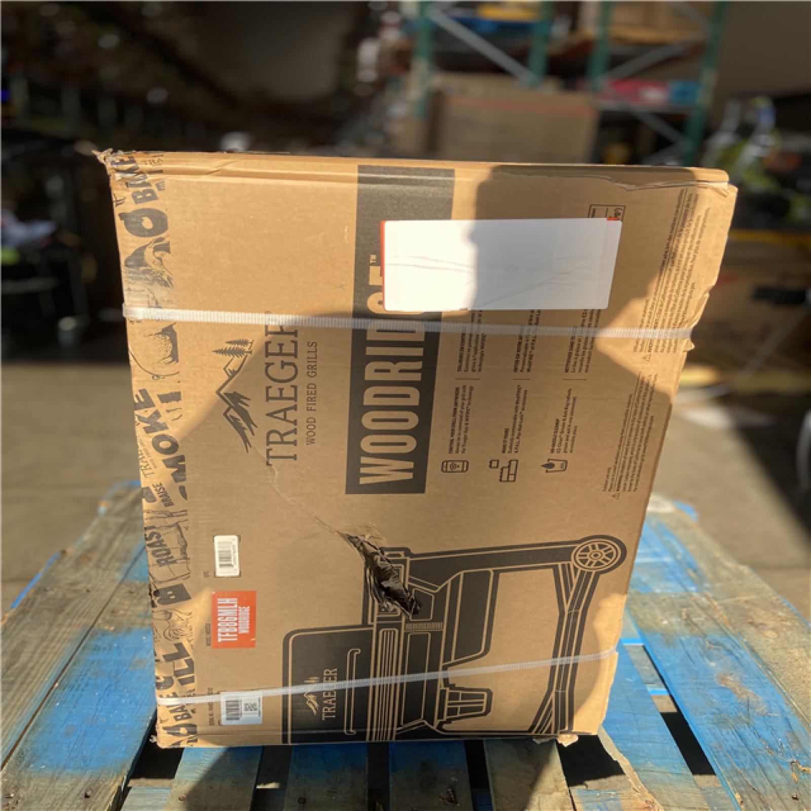 DALLAS LOCATION - Traeger Woodridge Wi-Fi Pellet Grill and Smoker in Black