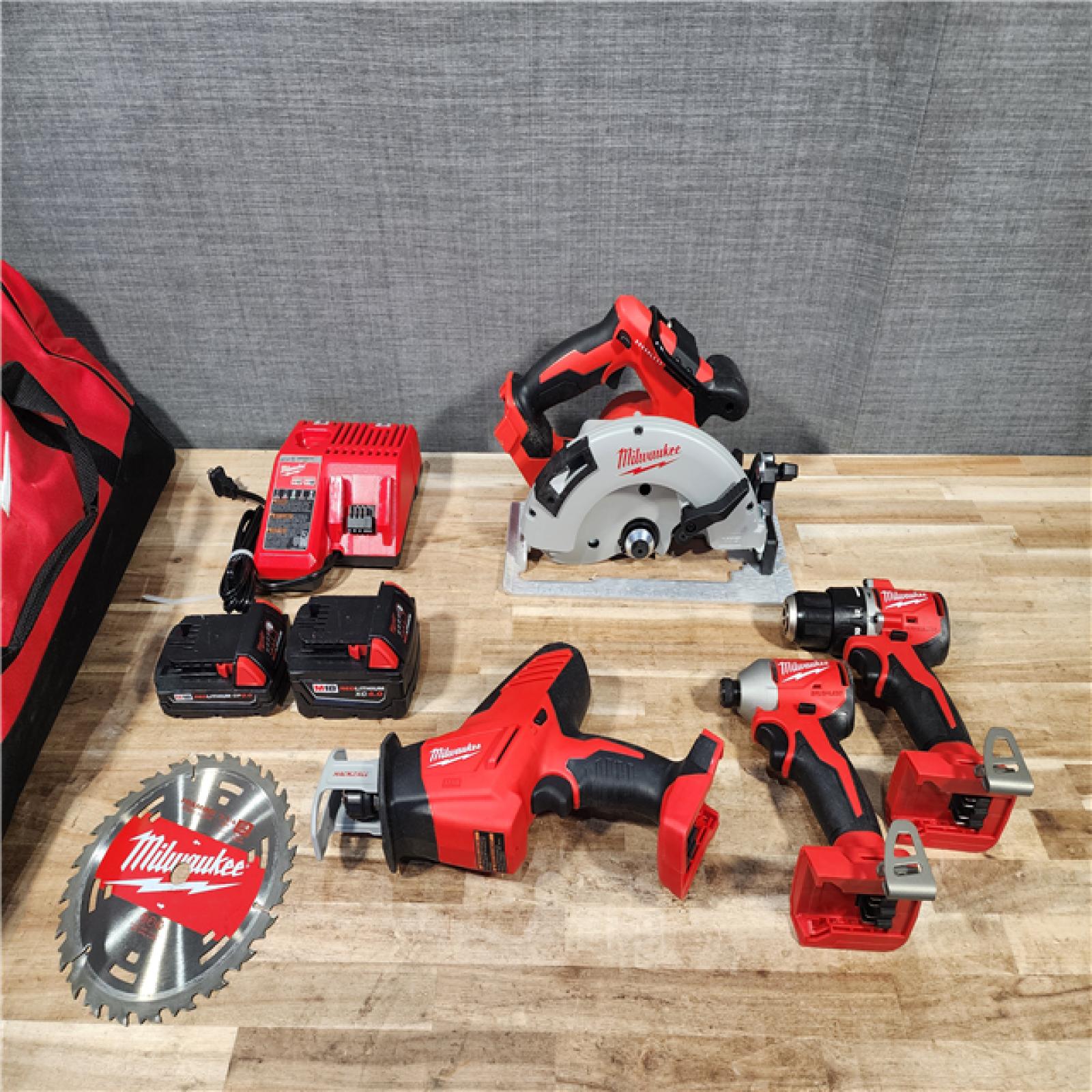 HOUSTON LOCATION - AS-IS MILWAUKEE 4 TOOL COMBO KIT W/ (2) BATTERY & CHARGER