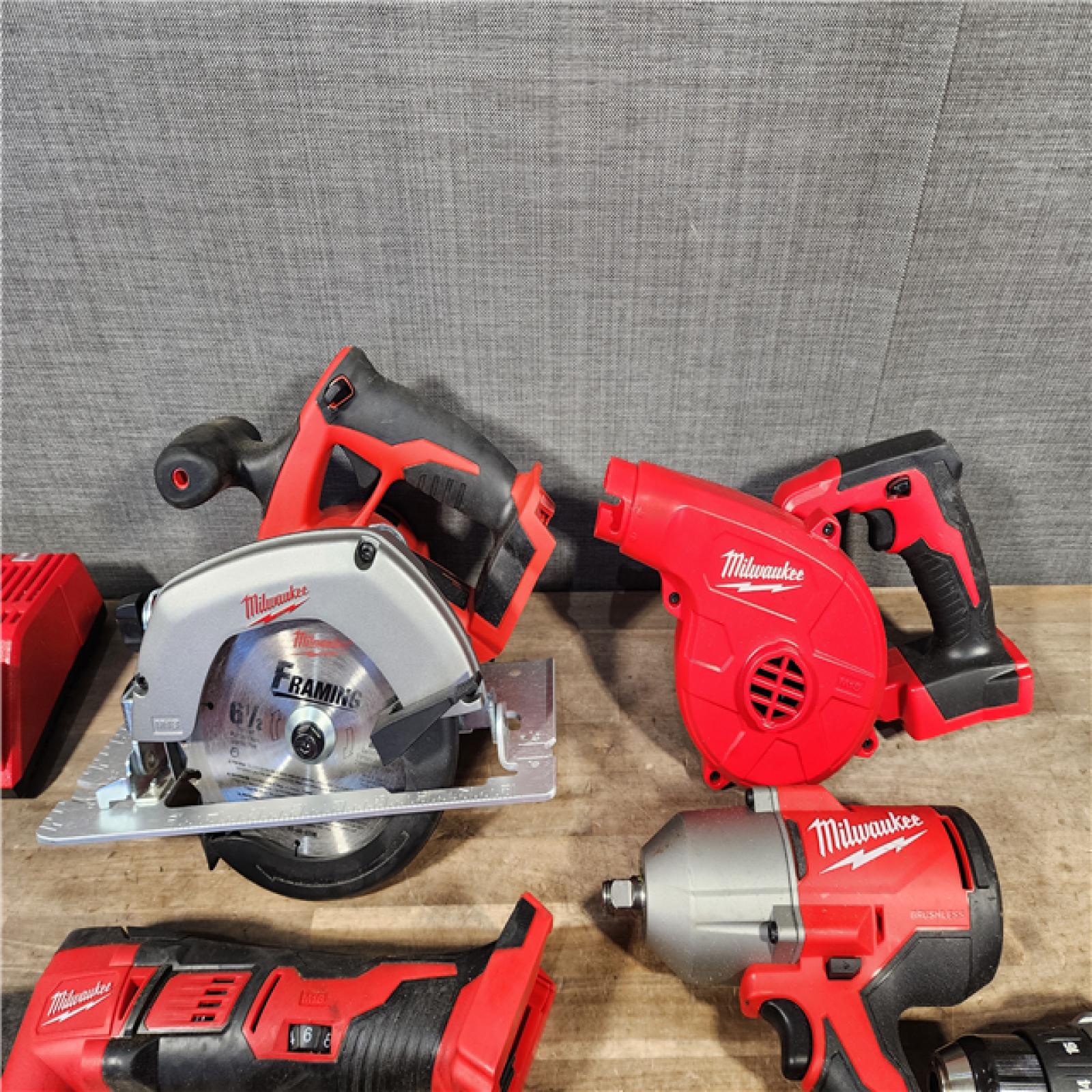 HOUSTON LOCATION - AS-IS MILWAUKEE 8 TOOL COMBO KIT W/ (2) BATTERY & CHARGER