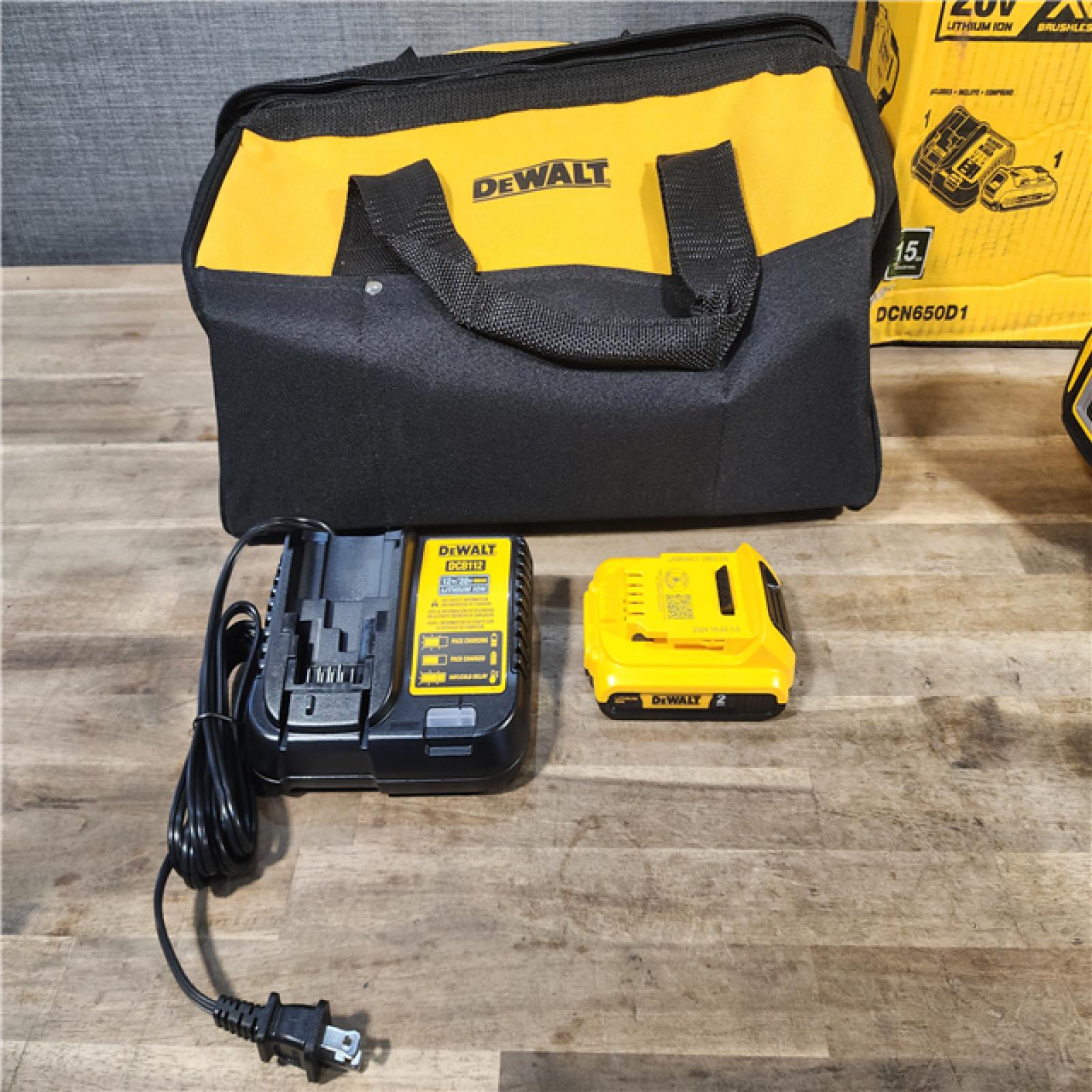 HOUSTON LOCATION - AS-IS DEWALT 20V MAX XR 15 Ga. ANGLED FINISH NAILER KIT