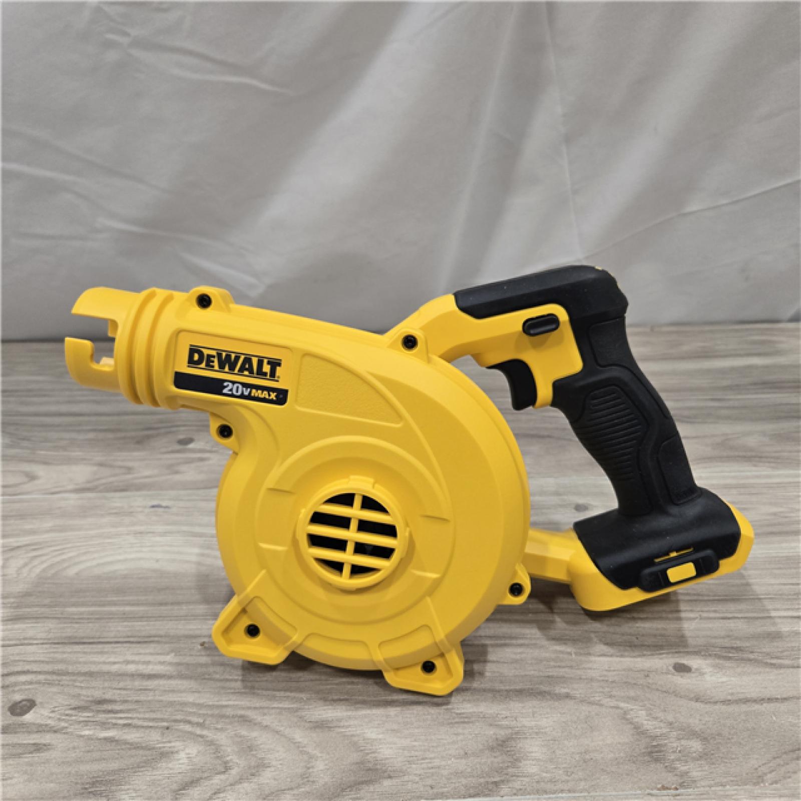 AS-IS DEWALT 135 MPH 100 CFM 20-Volt MAX Cordless Blower Kit