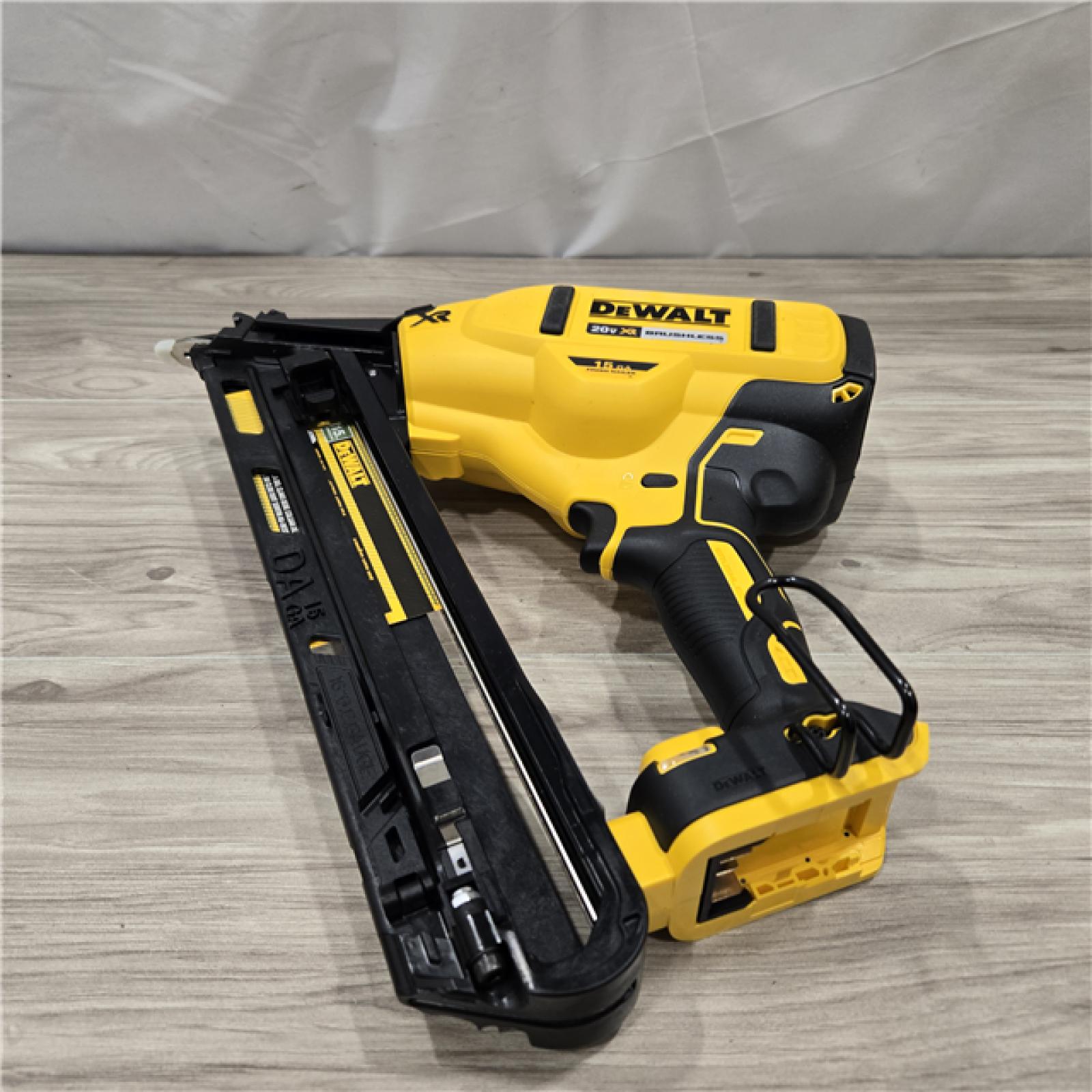 AS-IS DeWalt 15 GA ANGLED FINISH NAILER KIT