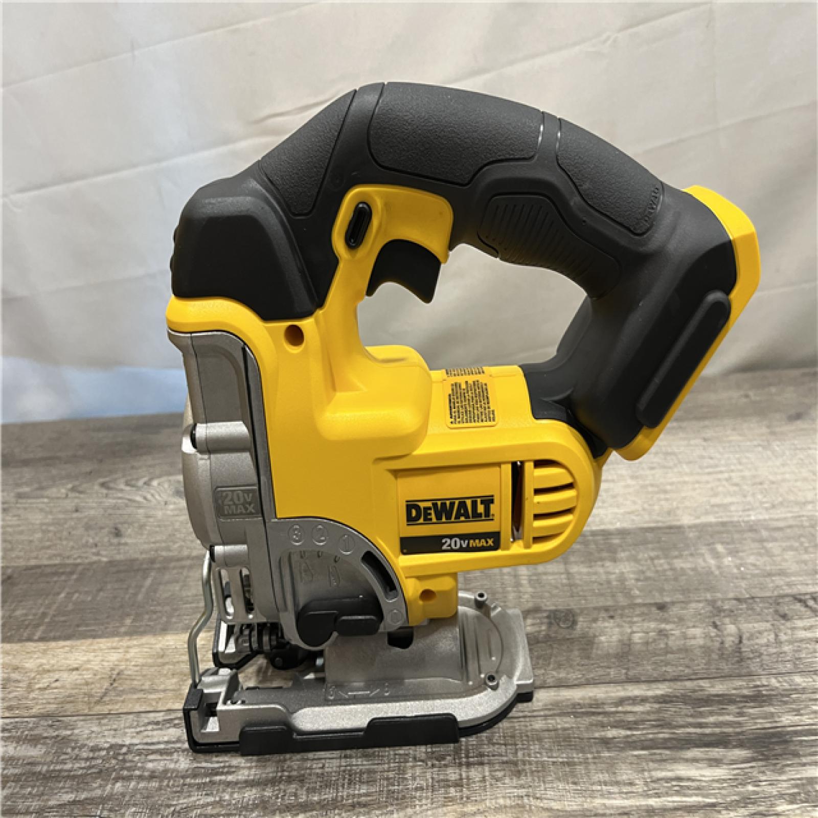 AS-IS DEWALT 20-Volt MAX Lithium-Ion Cordless Jig Saw Kit