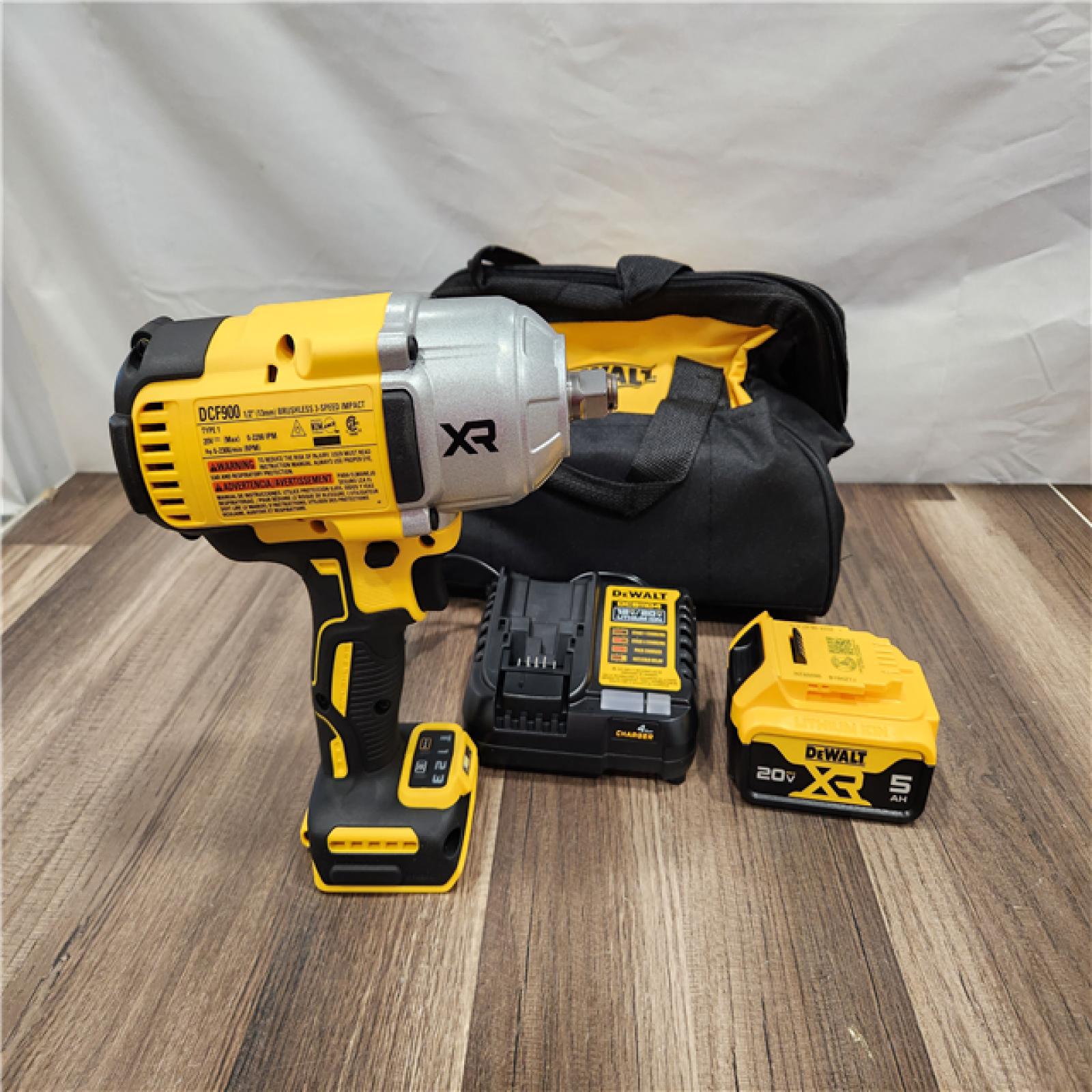 LIKE NEW! - Dewalt 20V MAX Lithium-Ion Cordless 1/2 in. Impact Wrench Kit