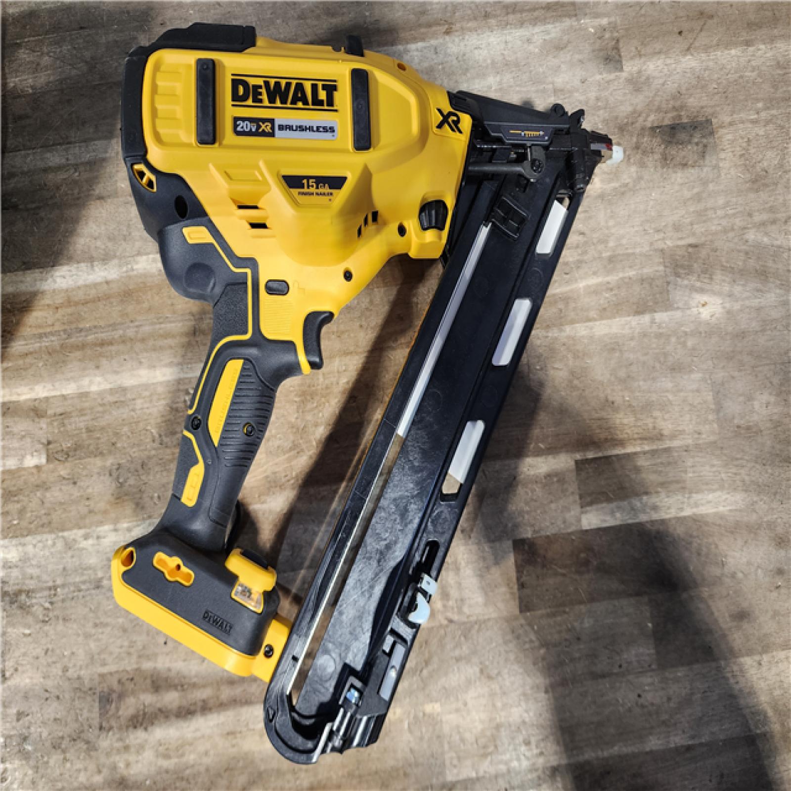 HOUSTON LOCATION - AS-IS DeWalt 15 GA ANGLED FINISH NAILER KIT W/ BATTERY & CHARGER