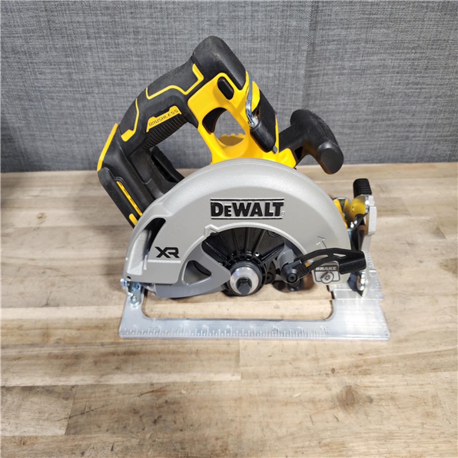 HOUSTON LOCATION - AS-IS DEWALT 20-Volt MAX 7-1/4 in. Cordless Circular Saw (Tool Only)